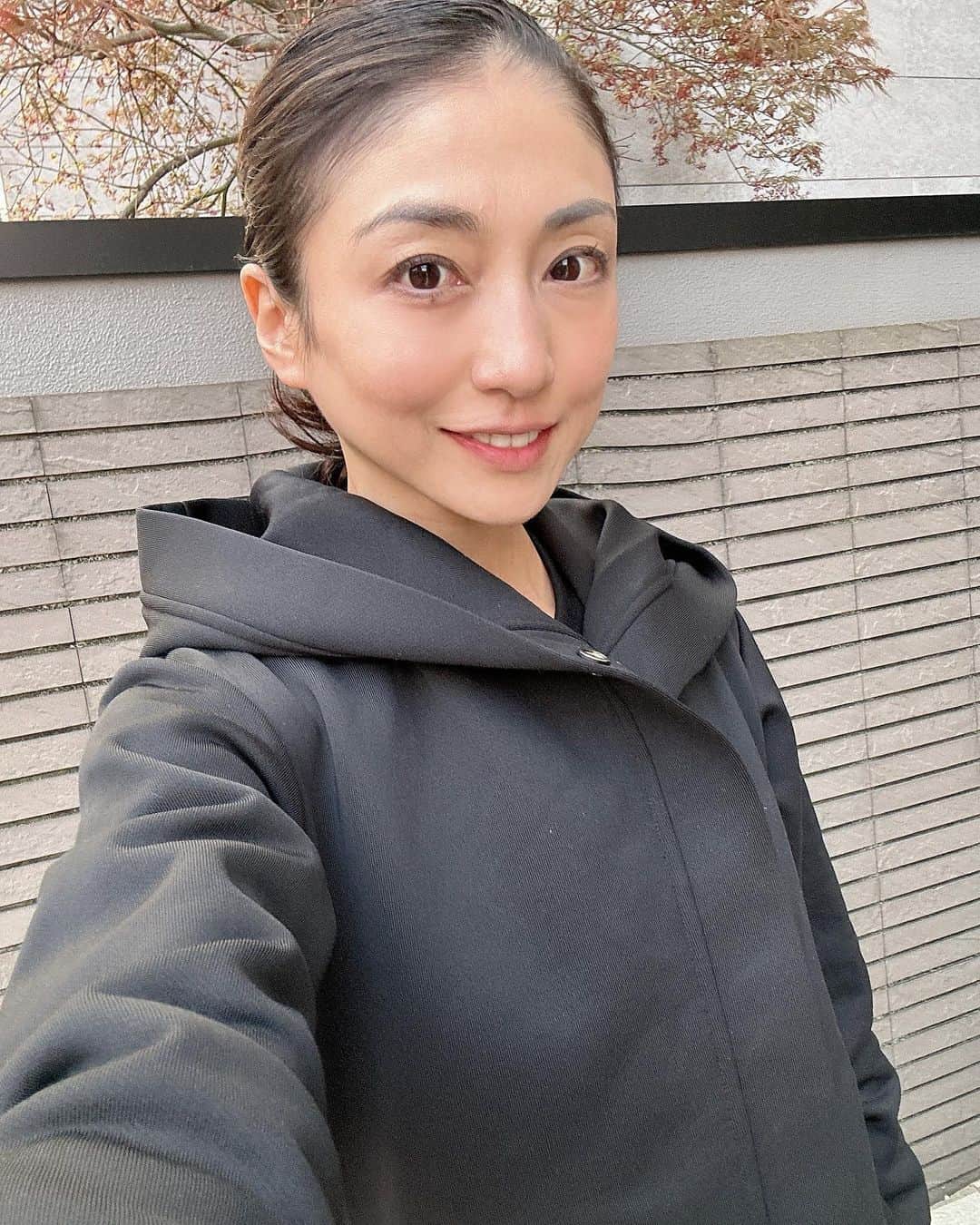 のインスタグラム：「おすすめクレンジングのご紹介！ ONE STONE TWO BIRD「オイルクレンジングバーム ホワイトプレミアム」めちゃくちゃ良いの💕 クレンジングで肌が潤うのは初めてな感じ😊 　毛穴汚れ＆くすみを吸着、さらにビタミンCまで導入できるからハリもでき潤いも素晴らしい！ 肌表面から毛穴奥まで汚れを毎日オフできるクレンジングバーム！！ 今の時期は特に花粉・紫外線・乾燥対策にもなりますね😊 @onestone_twobirds.official  #オイルクレンジングバーム #オイルクレンジングバームホワイトプレミアム #onestonetwobirds #クレンジングバーム #潤い肌 #毛穴汚れスッキリ #毛穴汚れ除去  #中川愛海 #美肌ケア」