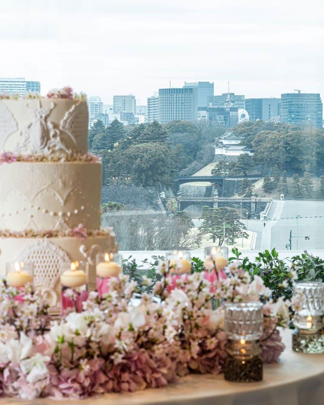 東京會舘本舘ウエディングさんのインスタグラム写真 - (東京會舘本舘ウエディングInstagram)「@tokyokaikan_wedding .——————————. * まるで芸術作品のように美しい ウエディングケーキを 引き立てる会場装花。  東京會舘だからこそ叶う極上の空間で 1日をお過ごしいただけます。 * .——————————. #東京會舘 #tokyo #関東花嫁 #weddingdress #東京花嫁 #wedding #dress #ウェディングドレス #プレ花嫁 #卒花 #結婚式場 #日本中のプレ花嫁さんと繋がりたい #結婚式準備 #ウェディングレポ #ブライダルフェア #チャペル #結婚式 #パーティ #披露宴 #weddingparty #東京 #大正ロマン #ウェディング #会場コーディネート #披露宴会場 #披露宴 #会場装飾 #門田沙由香 #日比谷花壇 #ウェディングフワラーコーディネーター」4月18日 17時13分 - tokyokaikan_wedding