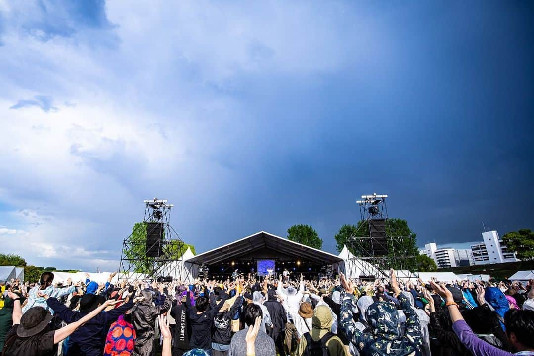 荒井岳史さんのインスタグラム写真 - (荒井岳史Instagram)「ITABASHI-TANITA-asian gothic label presents “ITa FES”  ご来場頂きました皆様、関係者各位皆さんのおかげであのステージに立たせてもらいました。 出演してくれたミュージシャンの皆さんにも本当に力貰いました。  丸二日経った今も余韻がある程に濃厚な二日間でした。  ありがとうございました。  #ITaFES #thebandapart  📸 : DAISUKE YOSHIDA(1、2枚目) 📸 : KANADE NISHIKATA(3、4枚目)」4月18日 17時10分 - takeshi_arai