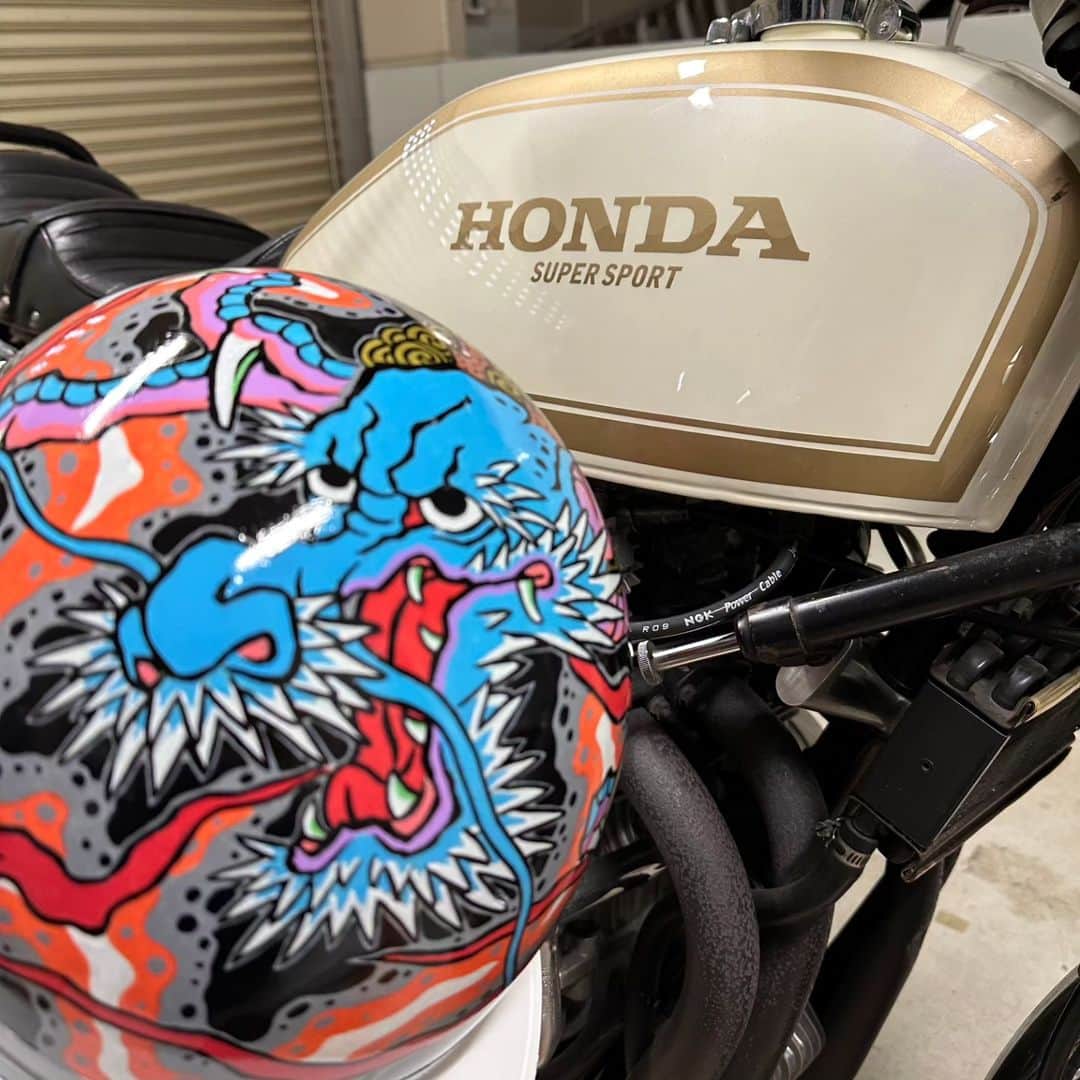 のインスタグラム：「DRAGON HELMET by @scribe44   お気に入りの旧車たちと一緒に。」