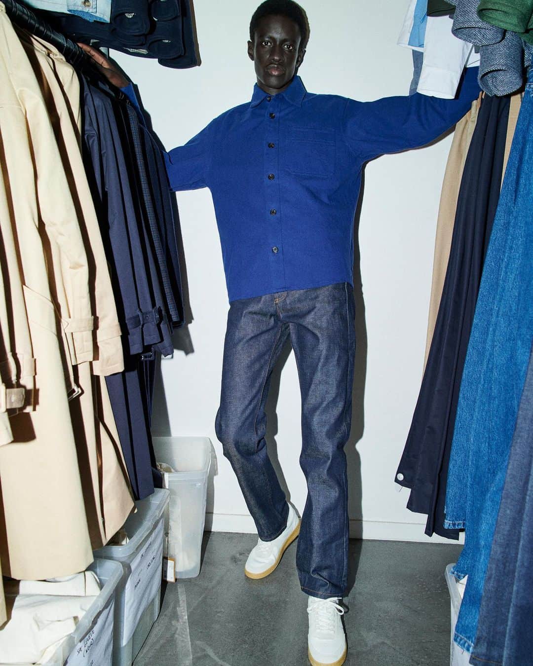 アーペーセーのインスタグラム：「A foundation wardrobe of everyday essentials.   The Basile Overshirt, Fairfax Jean in Indigo and Plain White Sneaker.   #APCParis」