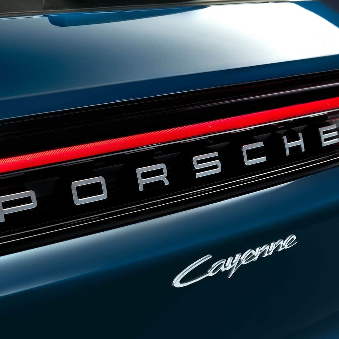 Porsche Japanさんのインスタグラム写真 - (Porsche JapanInstagram)「いっそうラグジュアリーに、また高性能に。 ポルシェ新型カイエン、全国のポルシェ正規販売店にて予約受注開始。  #ポルシェ #カイエン #Cayenne #パフォーマンス」4月18日 17時15分 - porsche_japan