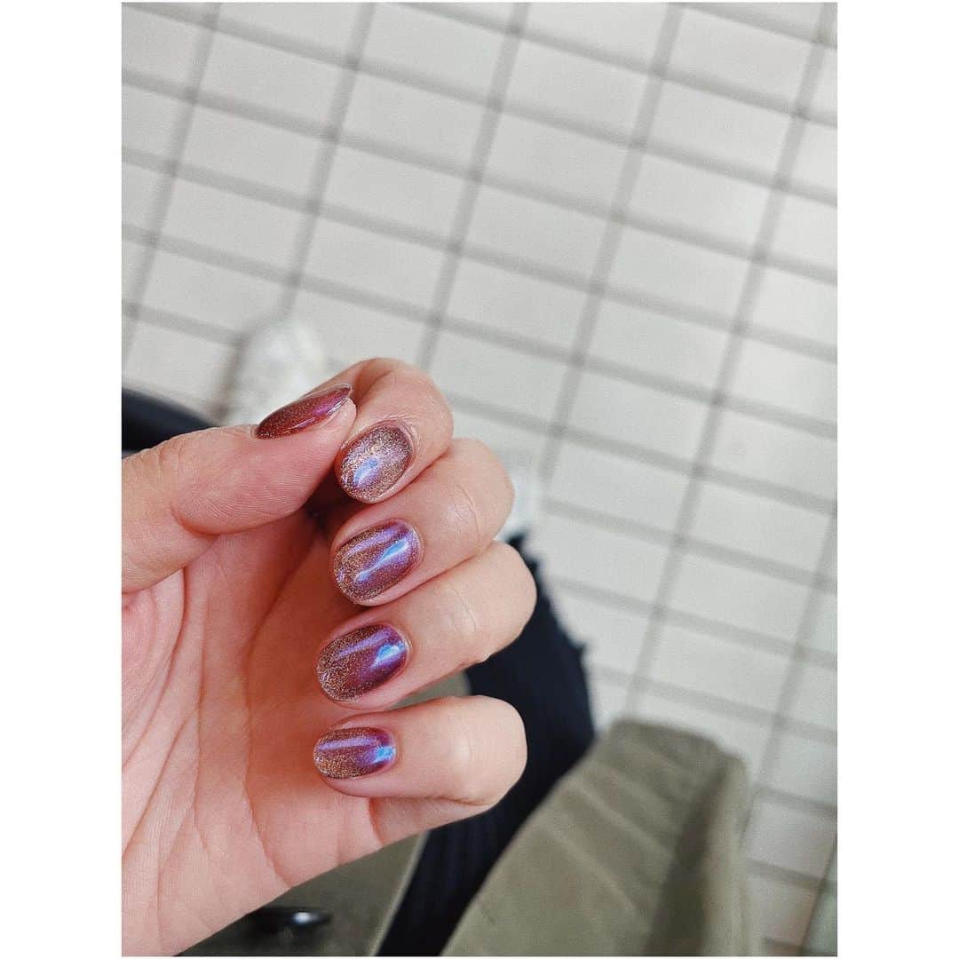 小口桃子さんのインスタグラム写真 - (小口桃子Instagram)「最近の爪まとめ💅🏻  1枚目は一番最近、ピンクブラウンのマグネットにブルーのミラーパウダーをかけたら絶妙な色合いになった💭角度によって色が変わって可愛い♡ 2枚目はブラウンのフラッシュネイル、3枚目はオレンジのマグネットです。 ⁡  @uju.nail.room  @risa.ujunail」4月18日 17時23分 - momoko_oguchi