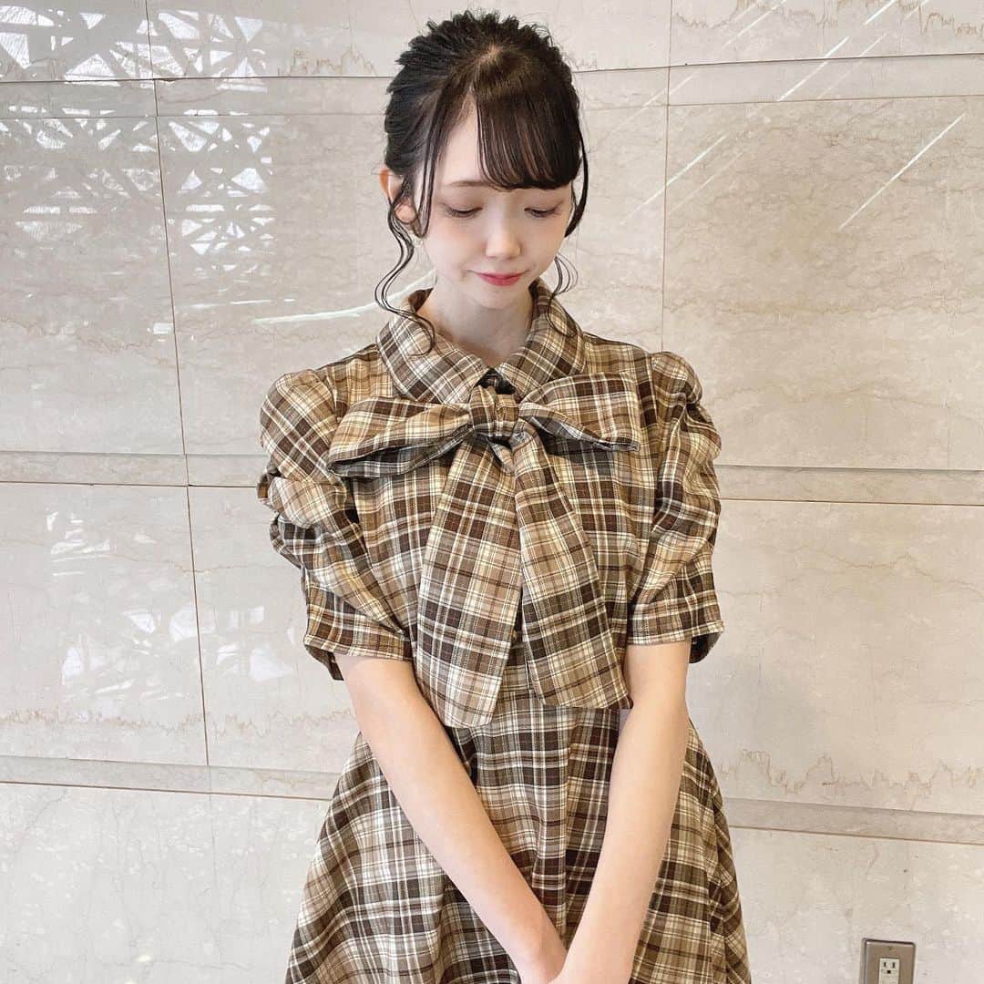 evelyn.coordinateのインスタグラム：「𝘰𝘯𝘦𝘱𝘪𝘦𝘤𝘦👗∗︎*ﾟ  胸元のリボンは取り外し可能なので 腰に結んでも可愛い◎  なんといっても袖のくしゅっと感が 可愛くてオススメです♡  #チェックリボンOP ¥9,400 taxin  #エブリン#春物コーデ#低身長コーデ #甘めコーデ#ガーリー#ガーリーコーデ#双子コーデ  #evelyn#coordinate #girly」