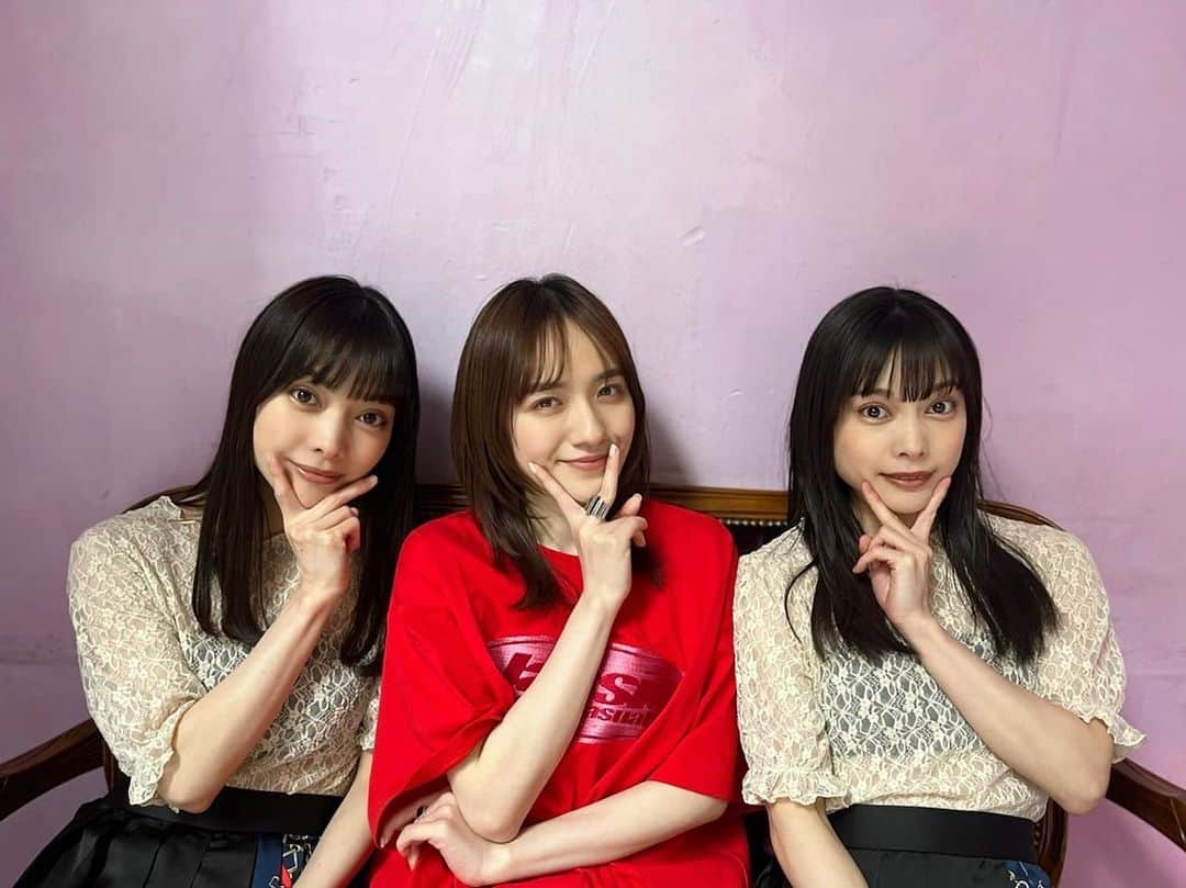 ＹＡＥ【MIO・YAE】のインスタグラム：「同じ事務所の先輩、小島藤子ちゃんと現場でたまたま会えました☺︎ 私たちが事務所へ入ってすぐのときにお仕事で共演し、それからお姉さんしてくださっています。なんでも笑って返してくれて優しくて藤子ちゃんの周りにはいつもたくさんの人がいます いつかまだお仕事で共演したいです🌷 こんど私たちのおうちに来てくれるんだぁ だいすきーーーー❤︎ #あごピ #小島藤子 ちゃん #三姉妹#双子」