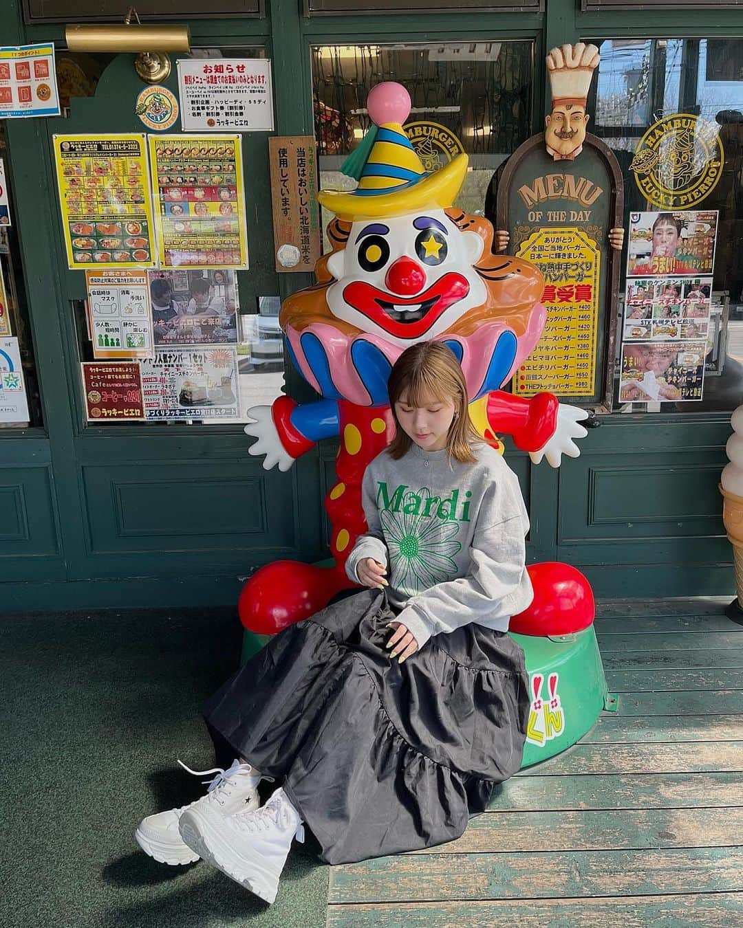 大塚愛里（あいにょん）のインスタグラム：「🤡🍔」