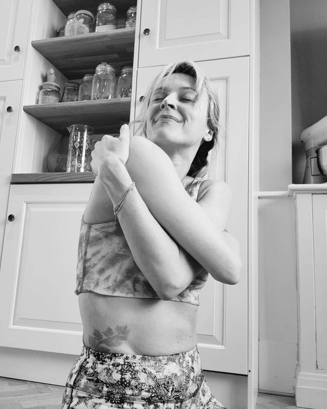 ファーン・コットンのインスタグラム：「Probably the best yoga pose. Giving yourself a hug. You can try it now. It'll take only a few seconds.  Let your hands touch your own skin and see how it feels. Do you soften or flinch?  If you flinch, keep them there. Let your body feel that it's held and safe. Let your physical body signal to your brain that you are supported and that everything is OK.  ❤️」