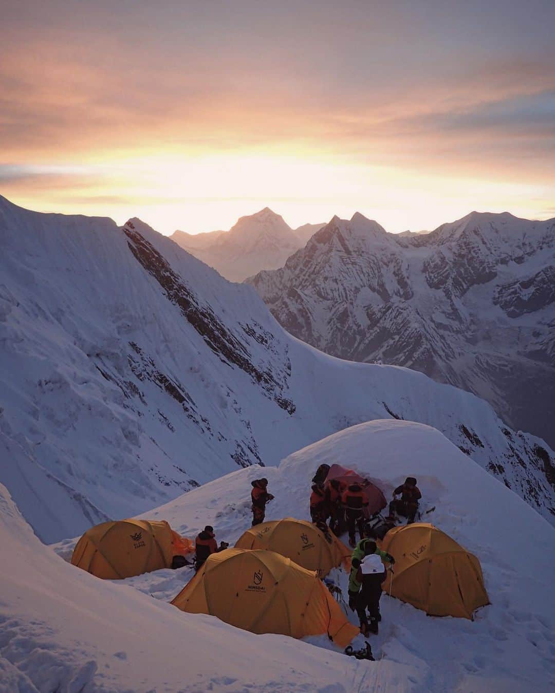 石川直樹さんのインスタグラム写真 - (石川直樹Instagram)「Camp3（6330m） as the final camp for us, #Annapurna, #Nepal. アンナプルナの長かったサミットプッシュを振り返っていきます。4月13日にC3着。本当はその夜に頂上へ行く案もあったが、いろいろあって4月14日を迎えてしまう。 C3は標高6330mにあり、通常だとその上にもうひとつC4を作る。が、ぼくたちは話し合って、C3からダイレクトに頂を目指すことに決めた。 C3を出発したのは、4月14日18時30分。陽が沈んでいくのを見ながら、ヘッドランプを装着し、闇の中、最後の登攀がはじまった。 . C3は上下に分かれていて、写真は、上にあったイマジンネパール隊のキャンプから、下にあるエリートエクスペディションのキャンプを撮影。 . #AnnapurnaSummitpush#himalayas」4月18日 17時27分 - straightree8848