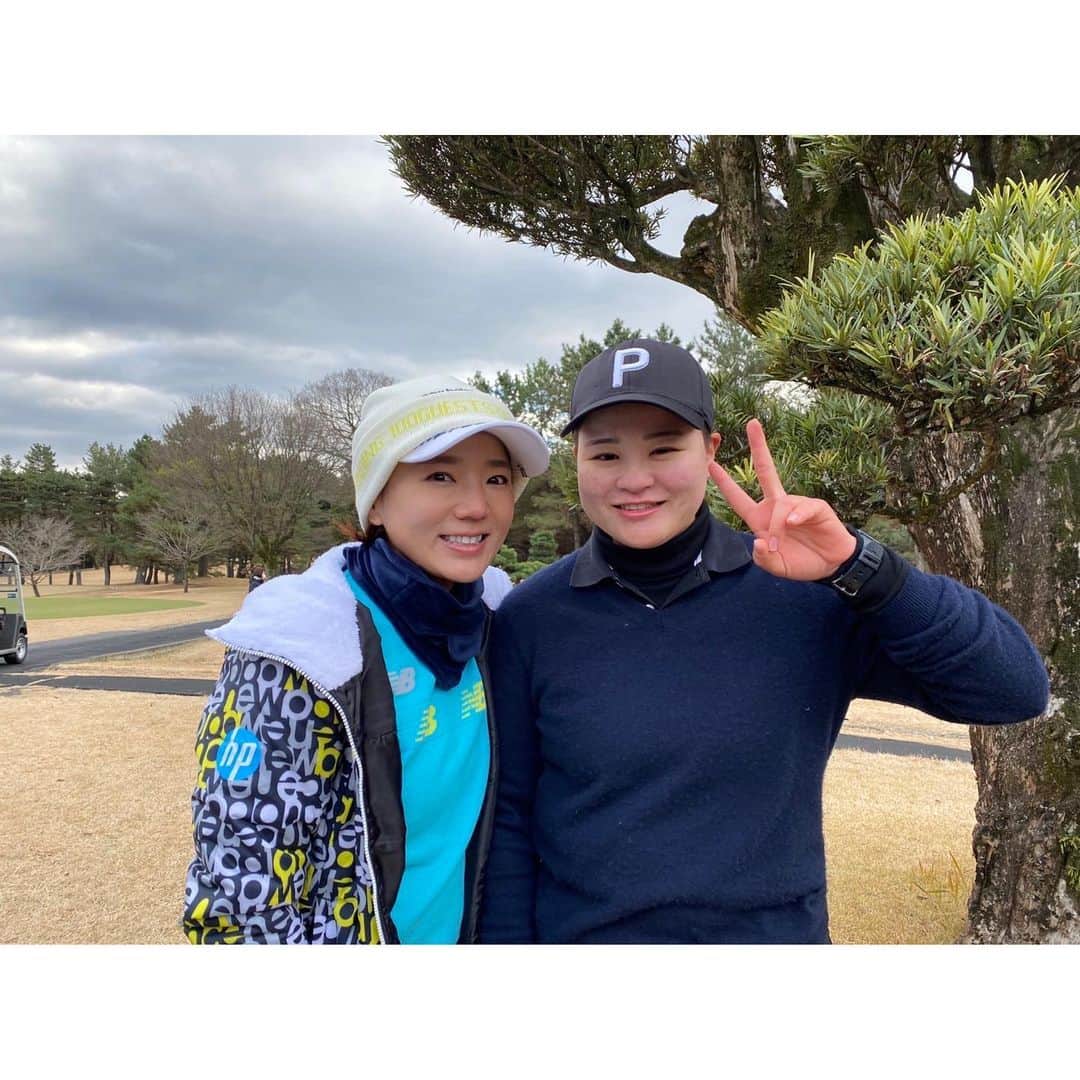 有村智恵さんのインスタグラム写真 - (有村智恵Instagram)「#KKT杯バンテリンレディースオープン  たくさんのご声援ありがとうございました😊！  私にとって、とても思い出に残る1週間となりました。  今回キャディーに付いてくれたのが、一昨年の智恵サンタで出会った現在プロゴルファーを目指し練習中の長尾さゆりちゃんでした☺︎  智恵サンタで出会った子と、まさかこんな形で共に戦えると思っていなかったから、私にとってはそれが何より宝物のような時間でした🥰  また、最終日には同じく熊本出身の奥山純菜ちゃんのホールインワンにも立ち会えて、熊本から次々と新たな才能が生まれていることを体感できながら、かつ熊本県民として大会を共に盛り上げられた事がとても嬉しかったです🥰🥰  今大会の出場にあたり、推薦を頂きました大会関係者の方々には深く御礼を申し上げます。  また、今年も本大会に携わって頂き支えて下さった皆様にも本当に感謝しております🙇‍♀️  やっぱり熊本が大好きです！  本当にありがとうございました😊  #熊本空港カントリークラブ #２５年間の思い出に新たな思い出が加わりました #最後の写真は東家さんのお母さんが私におにぎりくれてる写真笑  #jlpga #lpga #ladiesgolf #golftournament  #newbalance #newbalancegolf #yamaha #inpres #hpjapan #misawahome #kowa #vantelin #kose #japan  #プロゴルファー #女子ゴルフ #ゴルフトーナメント #ニューバランス #ニューバランスゴルフ #ヤマハ #インプレス #日本hp #ミサワホーム #コーワ #バンテリン #コーセー」4月18日 17時29分 - chiearimura