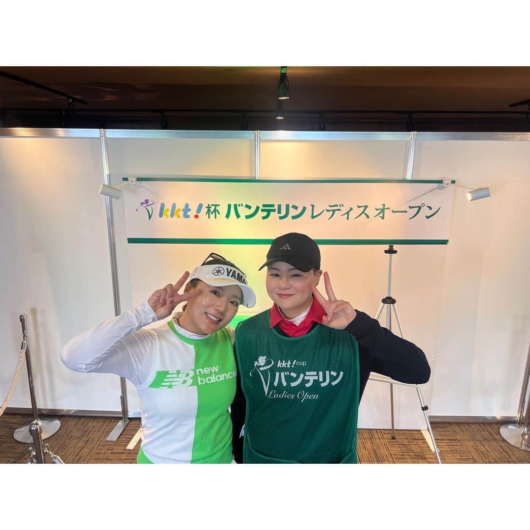 有村智恵さんのインスタグラム写真 - (有村智恵Instagram)「#KKT杯バンテリンレディースオープン  たくさんのご声援ありがとうございました😊！  私にとって、とても思い出に残る1週間となりました。  今回キャディーに付いてくれたのが、一昨年の智恵サンタで出会った現在プロゴルファーを目指し練習中の長尾さゆりちゃんでした☺︎  智恵サンタで出会った子と、まさかこんな形で共に戦えると思っていなかったから、私にとってはそれが何より宝物のような時間でした🥰  また、最終日には同じく熊本出身の奥山純菜ちゃんのホールインワンにも立ち会えて、熊本から次々と新たな才能が生まれていることを体感できながら、かつ熊本県民として大会を共に盛り上げられた事がとても嬉しかったです🥰🥰  今大会の出場にあたり、推薦を頂きました大会関係者の方々には深く御礼を申し上げます。  また、今年も本大会に携わって頂き支えて下さった皆様にも本当に感謝しております🙇‍♀️  やっぱり熊本が大好きです！  本当にありがとうございました😊  #熊本空港カントリークラブ #２５年間の思い出に新たな思い出が加わりました #最後の写真は東家さんのお母さんが私におにぎりくれてる写真笑  #jlpga #lpga #ladiesgolf #golftournament  #newbalance #newbalancegolf #yamaha #inpres #hpjapan #misawahome #kowa #vantelin #kose #japan  #プロゴルファー #女子ゴルフ #ゴルフトーナメント #ニューバランス #ニューバランスゴルフ #ヤマハ #インプレス #日本hp #ミサワホーム #コーワ #バンテリン #コーセー」4月18日 17時29分 - chiearimura