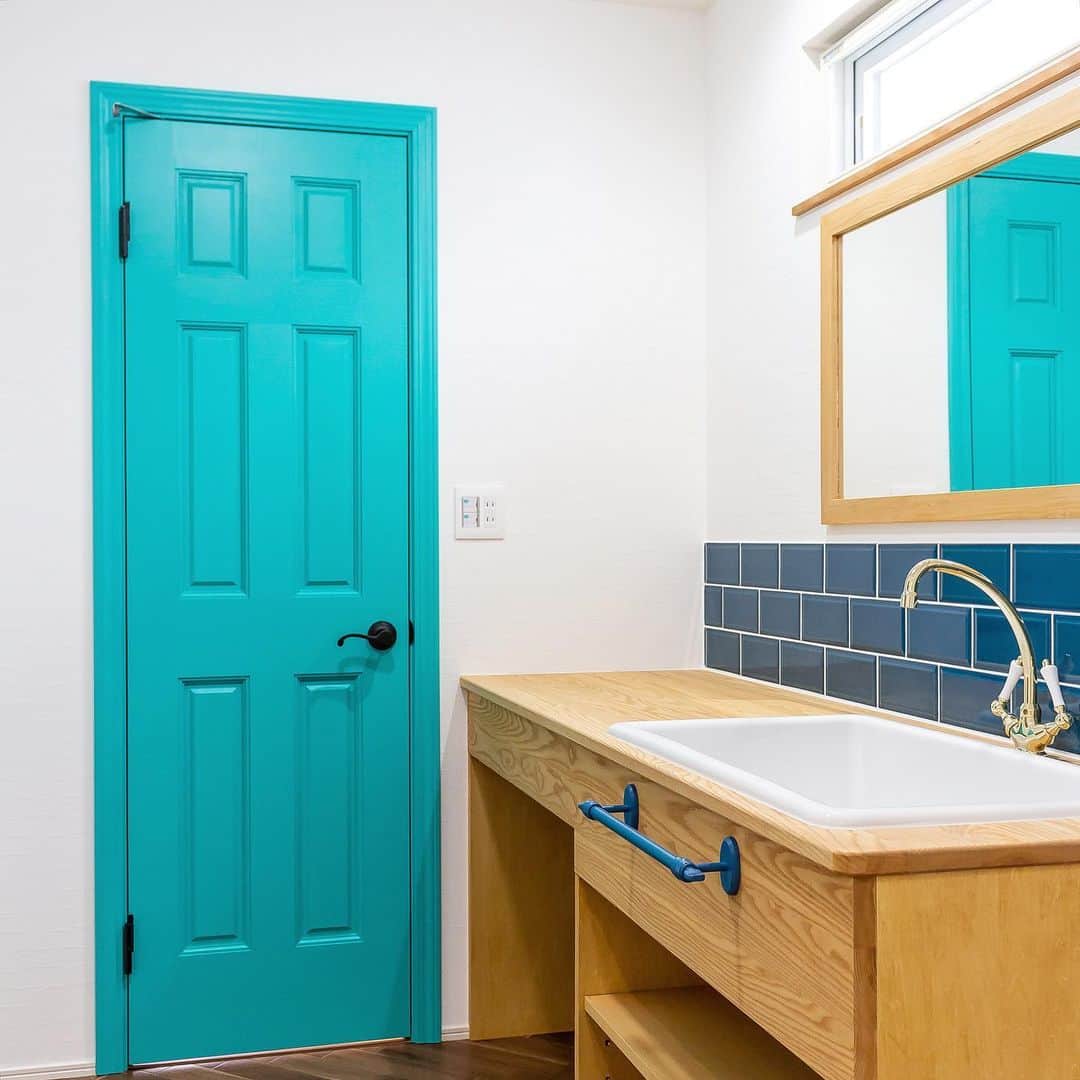 fukui-kensetsuさんのインスタグラム写真 - (fukui-kensetsuInstagram)「尾花沢市K様邸の造作洗面台です。  木製の天板に病院用シンク・輸入水栓を組み合わせました。  扉やタイルの爽やかな色がアクセントになっていて素敵です✨  #造作洗面台 #病院用シンク #sk106 #輸入水栓 #輸入ドア #ドア塗装 #ホワイトアッシュ材 #自然塗料 #自然塗料リボス #自然素材の家 #自然素材の家づくり #マイホーム  +++--------------------+++  山形暮らしの家づくり  #福井建設#山形市#工務店#注文住宅 #山形注文住宅#山形の工務店#山形住宅  山形の風土に合った注文住宅を建設しています。  ↓プロフィール↓ @fukui_kensetsu  ↓現場のことや日常をご紹介するアカウント↓ @fukui_kensetsu_pr  お問い合わせなど、お気軽にDMしてください♪ +++--------------------+++」4月18日 17時40分 - fukui_kensetsu