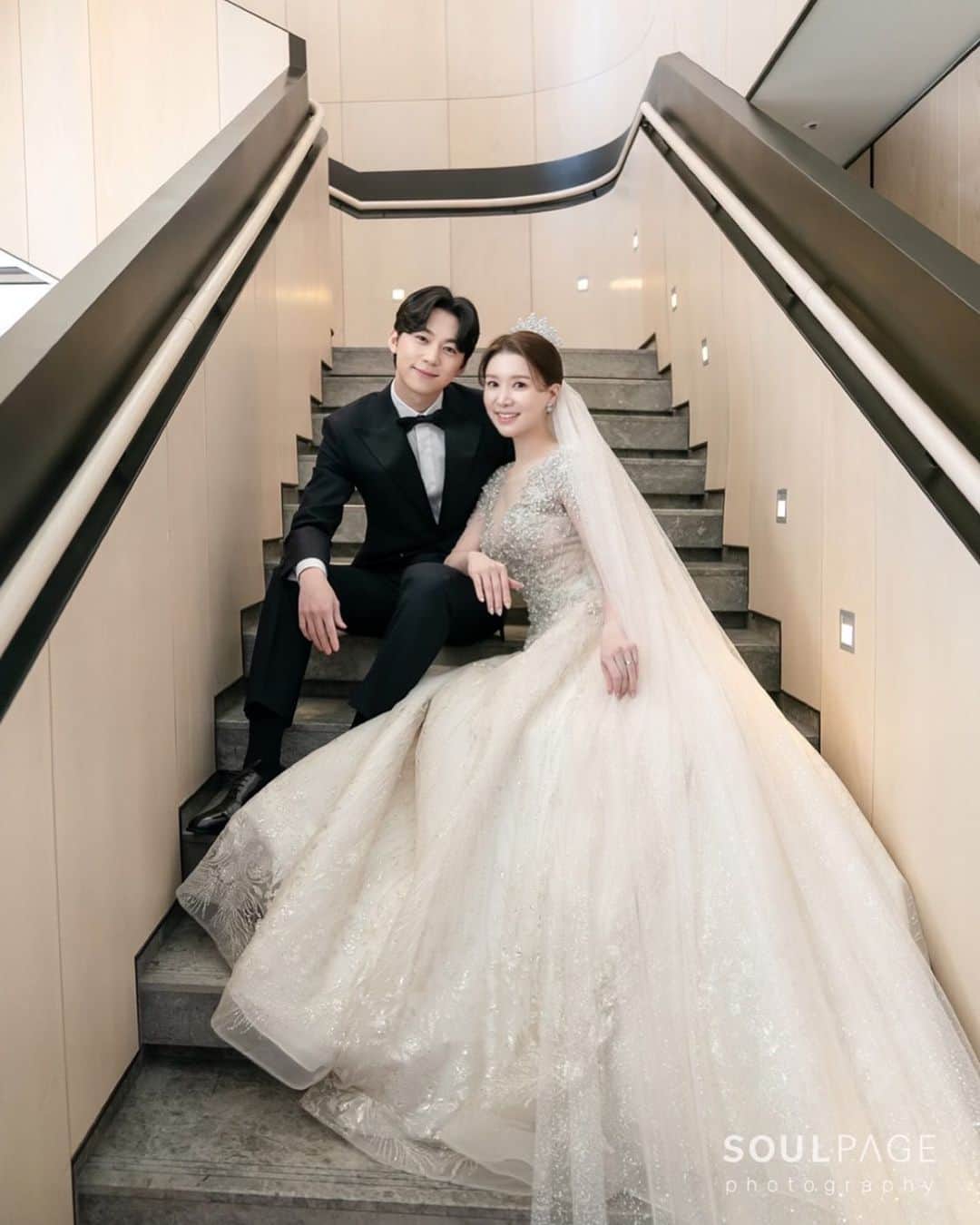 インソクのインスタグラム：「🤵🏻👰🏻‍♀️ 본식사진_로비샷  𝑽𝒆𝒏𝒖𝒆 #포시즌스호텔서울 @fsseoul  𝑯𝒂𝒊𝒓 𝒎𝒂𝒌𝒆-𝒖𝒑 #라메종뷰티정언원장님 @jungun_ssam 𝑺𝒖𝒊𝒕 #수트패브릭청담 @suitfabric_official 𝑺𝒏𝒂𝒑 #소울페이지 @soulpage1  #weddingday #결혼식 #본식스냅 #웨딩스냅 #💍」