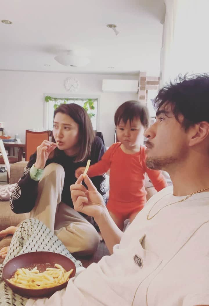 滝川ロランのインスタグラム：「THE 日常。 まったりどうぞ。  #family #weekend  #滝川家 #まったり休日  #息子に奪われるポテトフライ #妻からは取られずに済みました」