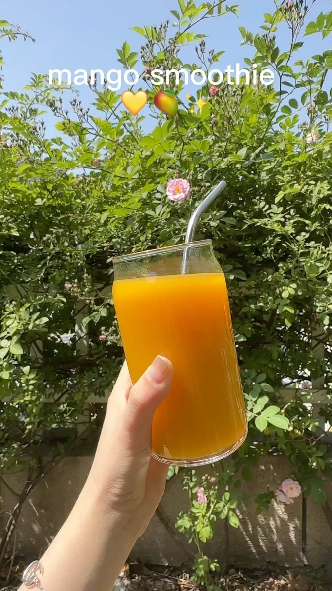 SHEINのインスタグラム：「Need a sweet, nutritious treat on the go? 🚶‍♀️ Our portable juice blender really mixes it up 🌀🥭  🔎13072180 14071751  #SHEIN #SHEINforAll #SHEINstyle #fashion #chic」