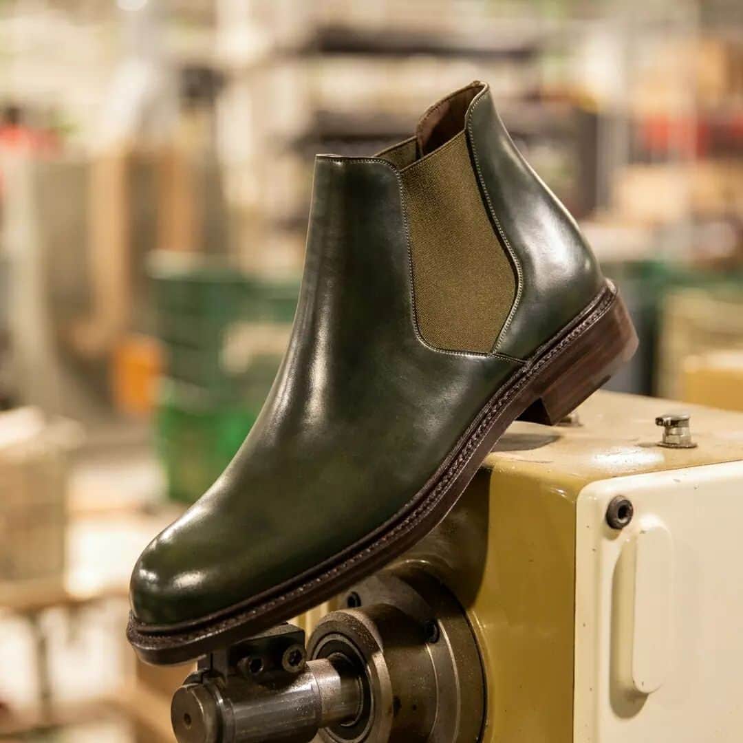 カルミナのインスタグラム：「Custom Chelsea Boots | Last Chance to customize yours!  20% discount on custom shoes  Create a shoe that is unique to you during one of our most anticipated events - Custom Weekend. Valid from the 12th to the 18th of April, customize your shoes without the surcharge.  #carmina #carminashoemaker #customweekend #menstyle #カルミナ #blucher #ootd #leathershoes #premiumshoes #artisan #dapper #handcrafted #luxuryfootwear #shoes #customshoes #ootdshoes #handmadeshoes  #mensshoes #mensstyle #menstyle #custom #custommade #customshoe #personalizedshoes」