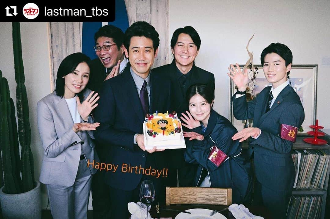 福山雅治さんのインスタグラム写真 - (福山雅治Instagram)「#Repost @lastman_tbs with @use.repost ・・・ 本日4月3日は… 我らが護道室長 #大泉洋 さんのお誕生日😆‼️  現場でもお祝いさせていただきました🎉  50歳という節目の年に #ラストマンズ で一緒にお祝いできて とても嬉しいです🥹🎊  大泉さん、おめでとうございます㊗️㊗️  #バースデー #ラストマン #無敵のふたり #福山雅治 #今田美桜  #松尾諭 #奥智哉 #吉田羊  #TBS #日曜劇場」4月18日 17時49分 - masaharu_fukuyama_official