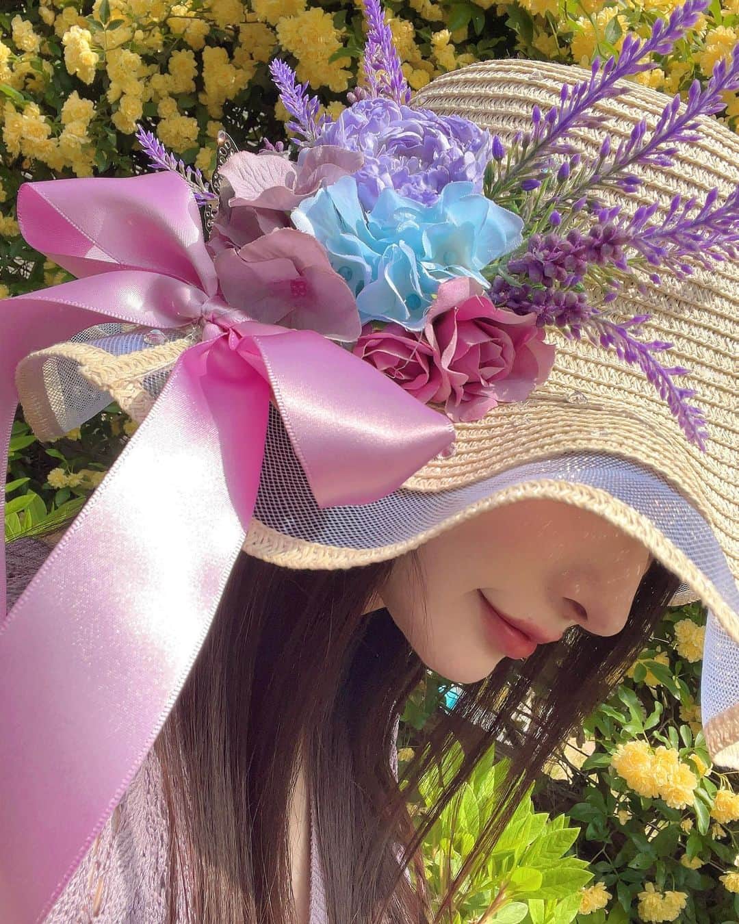 神子島みかさんのインスタグラム写真 - (神子島みかInstagram)「. 日本一可愛い麦わら帽子👒💐 @hana.boushi   去年の黒もお気に入りですが こちらも一目惚れ…💗  #花を愛でるお年頃 #世界一可愛い#麦わら帽子」4月18日 17時43分 - kagomika