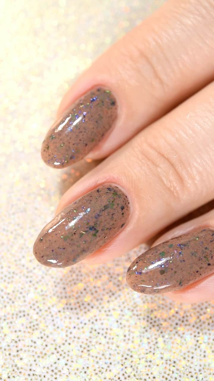 Sveta Sandersのインスタグラム：「Tips “Chocolate Cookie” от @tipsnailpolish - лак цвета нежного молочного шоколада с добавлением разноцветной слюды.」