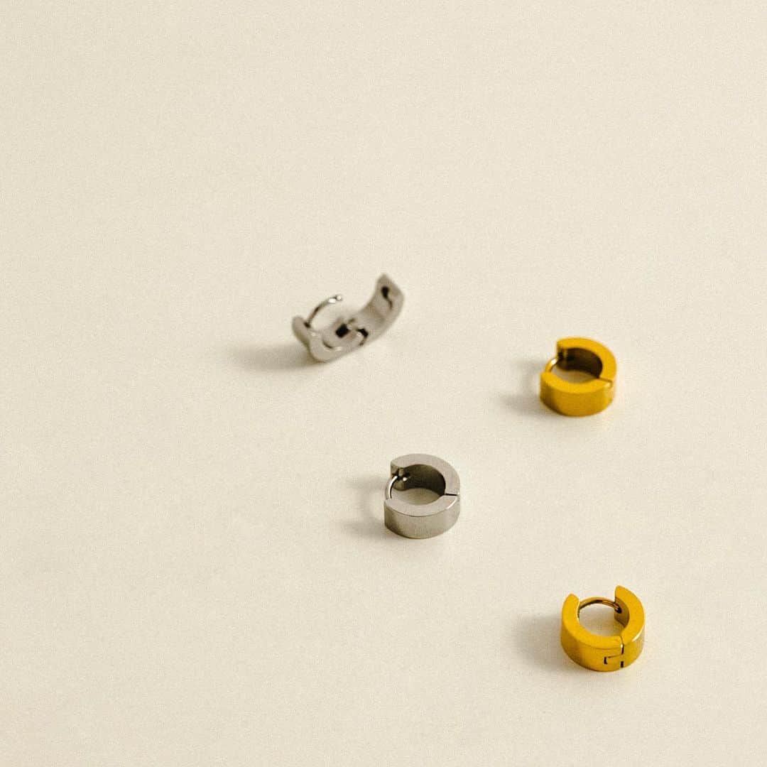 のインスタグラム：「［pierce］  316Lワイドフープピアス ¥3,190(tax incl.)  シンプルながらワイドシルエットに仕立てて一癖効かせたフープピアス。 サージカルステンレスを採用した金属アレルギーの方にも着けていただきやすいアイテムです。  ＿＿＿＿＿  #smellyjp#acc#accessory#pierce#earring#earcuff#ring#bracelet#bangle#necklace#hairaccessory」