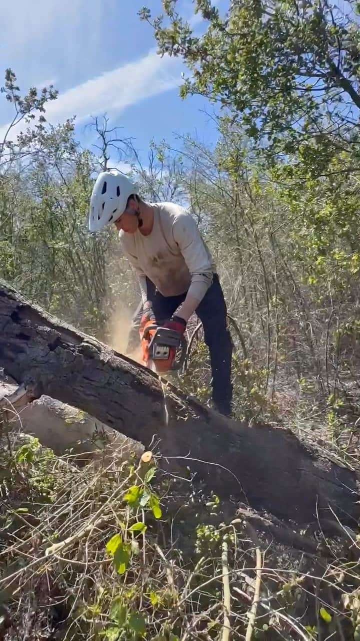 ナッシュ・グリアのインスタグラム：「Grier landscaping at your service ⛏️🪵🪚🚵🔦 #specialized #turbolevo making it easy ⚡️」