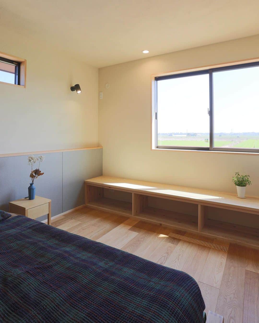 安成工務店さんのインスタグラム写真 - (安成工務店Instagram)「リビングと寝室を繋ぐ書斎。仕切って個室にすることも可能なので、在宅をされる方には最適な空間です。  more photos…@yasunari_komuten  ...............  💡暮らしの中の“ちょっといいな”を集めました @yasunari_life  💡安成工務店がご提案する家具ショップ @ecoshop_com  ...............  #ウォークインクローゼット #ドレスルーム #収納アイデア #使いやすいウォークインクローゼット #安成工務店 #yasunari #工務店 #注文住宅 #住宅 #木の家 #木造 #一戸建て #新築 #マイホーム #省エネ住宅 #エネルギー自給 #自然素材 #OMソーラー #家 #無垢材 #山口県 #福岡県 #季節を楽しむ #津江杉 #珪藻土 #セルロースファイバー断熱材 #書斎 #寝室」4月18日 9時03分 - yasunari_komuten