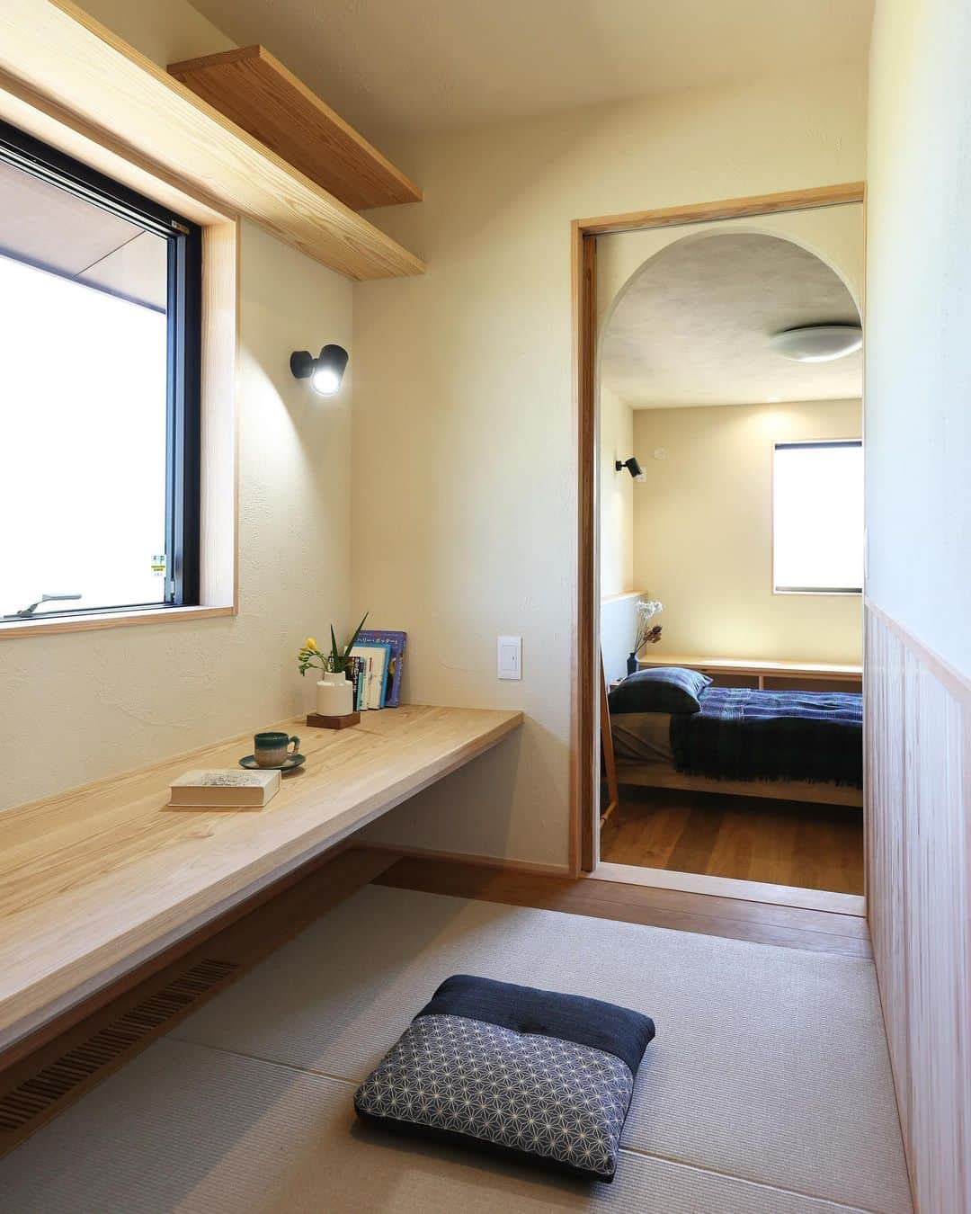 安成工務店さんのインスタグラム写真 - (安成工務店Instagram)「リビングと寝室を繋ぐ書斎。仕切って個室にすることも可能なので、在宅をされる方には最適な空間です。  more photos…@yasunari_komuten  ...............  💡暮らしの中の“ちょっといいな”を集めました @yasunari_life  💡安成工務店がご提案する家具ショップ @ecoshop_com  ...............  #ウォークインクローゼット #ドレスルーム #収納アイデア #使いやすいウォークインクローゼット #安成工務店 #yasunari #工務店 #注文住宅 #住宅 #木の家 #木造 #一戸建て #新築 #マイホーム #省エネ住宅 #エネルギー自給 #自然素材 #OMソーラー #家 #無垢材 #山口県 #福岡県 #季節を楽しむ #津江杉 #珪藻土 #セルロースファイバー断熱材 #書斎 #寝室」4月18日 9時03分 - yasunari_komuten