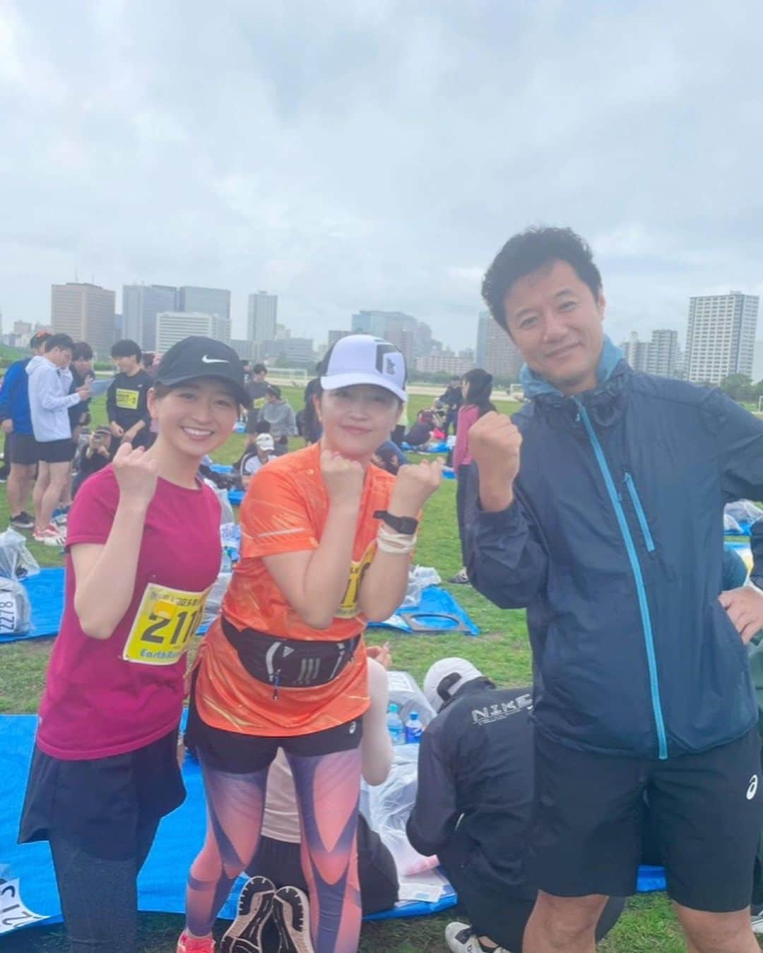 相内優香さんのインスタグラム写真 - (相内優香Instagram)「先週末。 ハーフマラソンを早稲田ビジネススクールの入山先生や大学院の友人、そして片渕アナと完走しました！  片渕アナは初めてのマラソン大会出場にもかかわらず、なんとなんと、年代別女子（20代）1位に輝いて賞状とメダルをもらっていました😳🏅✨✨ メダリスト片渕✨おめでとう㊗️  私は約13年ぶりのハーフマラソン。24歳のときに仕事でハワイのマウイマラソンに出場しました。当時の記録からプラス1分！意外と健闘したなと笑😂 3時間で足切りされなくて良かったです。  片渕アナの叔母さまも応援に来ていて、マラソン中、いちご🍓や冷たいタオル、お水をいただいて励まされながらなんとか走り切ることができました！ありがとうございました。  何事もやり切る、頑張るって気持ちいいですね。 次は何に挑戦しようかな😊  #ハーフマラソン #21km #メダリスト片渕」4月18日 9時04分 - yuuka_aiuchi