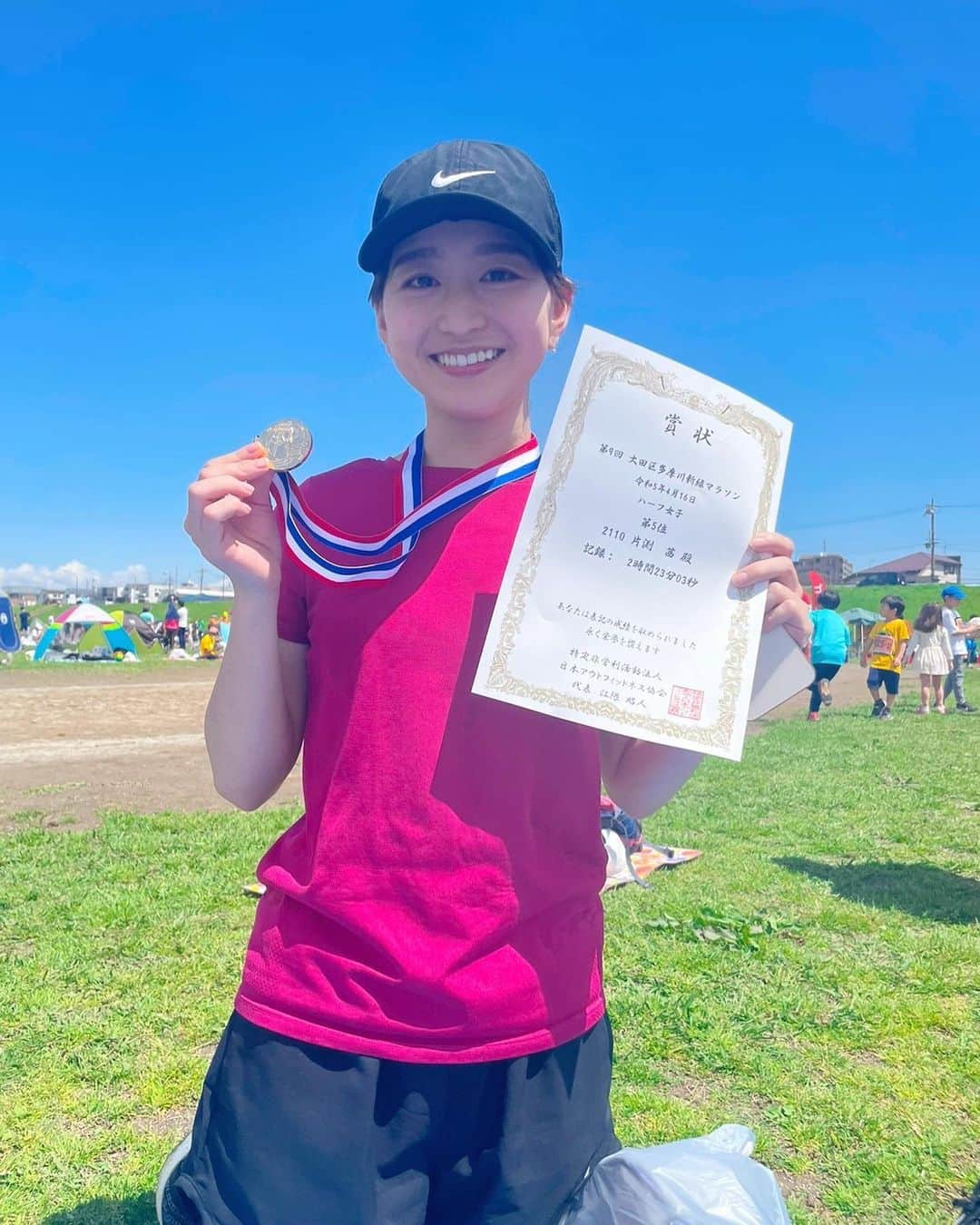 相内優香さんのインスタグラム写真 - (相内優香Instagram)「先週末。 ハーフマラソンを早稲田ビジネススクールの入山先生や大学院の友人、そして片渕アナと完走しました！  片渕アナは初めてのマラソン大会出場にもかかわらず、なんとなんと、年代別女子（20代）1位に輝いて賞状とメダルをもらっていました😳🏅✨✨ メダリスト片渕✨おめでとう㊗️  私は約13年ぶりのハーフマラソン。24歳のときに仕事でハワイのマウイマラソンに出場しました。当時の記録からプラス1分！意外と健闘したなと笑😂 3時間で足切りされなくて良かったです。  片渕アナの叔母さまも応援に来ていて、マラソン中、いちご🍓や冷たいタオル、お水をいただいて励まされながらなんとか走り切ることができました！ありがとうございました。  何事もやり切る、頑張るって気持ちいいですね。 次は何に挑戦しようかな😊  #ハーフマラソン #21km #メダリスト片渕」4月18日 9時04分 - yuuka_aiuchi