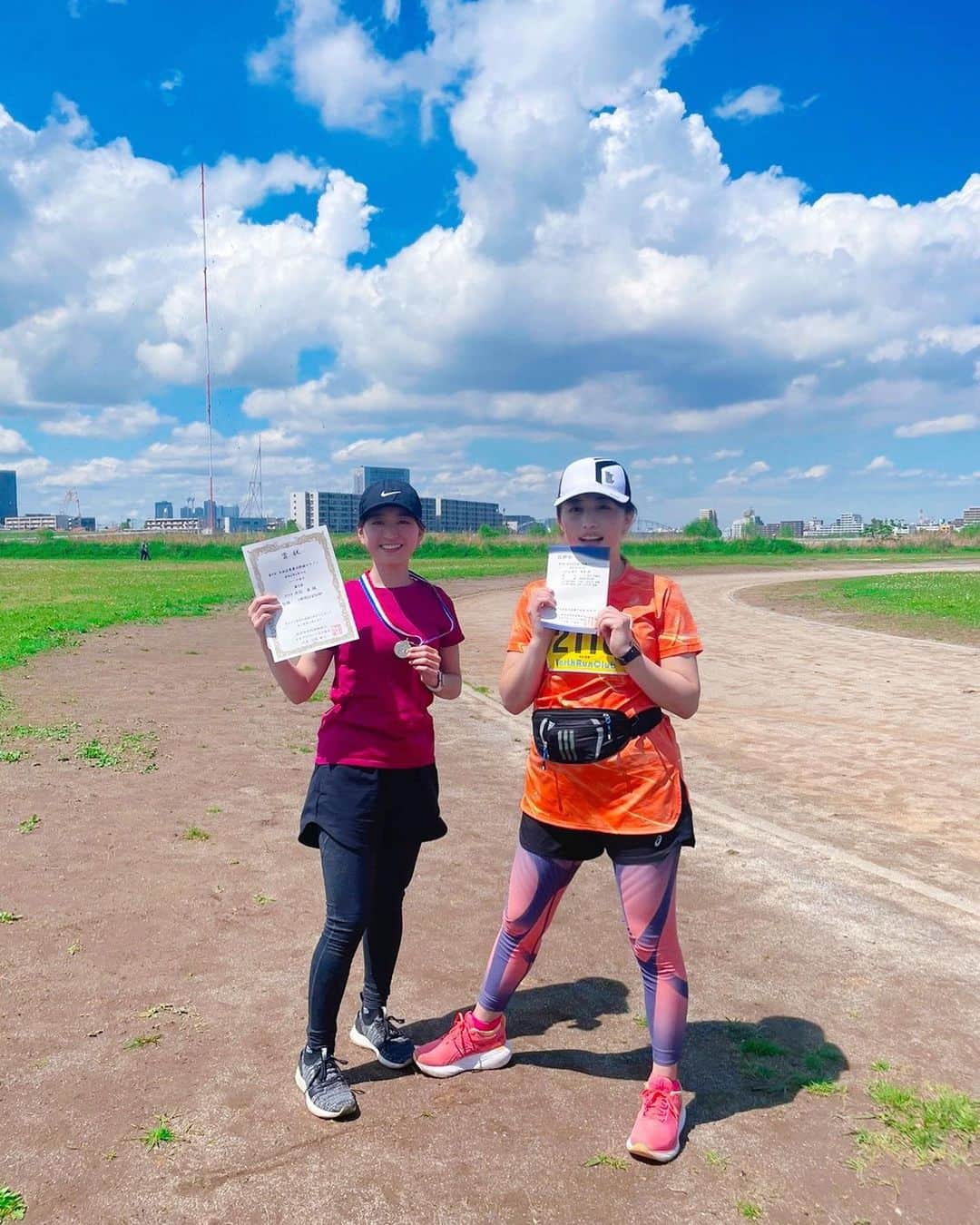 相内優香さんのインスタグラム写真 - (相内優香Instagram)「先週末。 ハーフマラソンを早稲田ビジネススクールの入山先生や大学院の友人、そして片渕アナと完走しました！  片渕アナは初めてのマラソン大会出場にもかかわらず、なんとなんと、年代別女子（20代）1位に輝いて賞状とメダルをもらっていました😳🏅✨✨ メダリスト片渕✨おめでとう㊗️  私は約13年ぶりのハーフマラソン。24歳のときに仕事でハワイのマウイマラソンに出場しました。当時の記録からプラス1分！意外と健闘したなと笑😂 3時間で足切りされなくて良かったです。  片渕アナの叔母さまも応援に来ていて、マラソン中、いちご🍓や冷たいタオル、お水をいただいて励まされながらなんとか走り切ることができました！ありがとうございました。  何事もやり切る、頑張るって気持ちいいですね。 次は何に挑戦しようかな😊  #ハーフマラソン #21km #メダリスト片渕」4月18日 9時04分 - yuuka_aiuchi