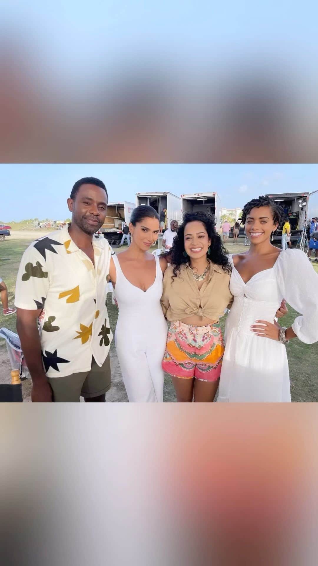 ロゼリン・サンチェスのインスタグラム：「Good times for sure in Puerto Rico!! New episode of @fantasyislandtv TONIGHT at 9pm/8c on @foxtv   Take me back to the Island with these awesome group of people!  Thanks @ladydidirects for directing such a fun episode!  Lessons learned, neighbor fights, love and laughs!  @devikabhise @brandonoscott @realdanlauria Ally Mills」