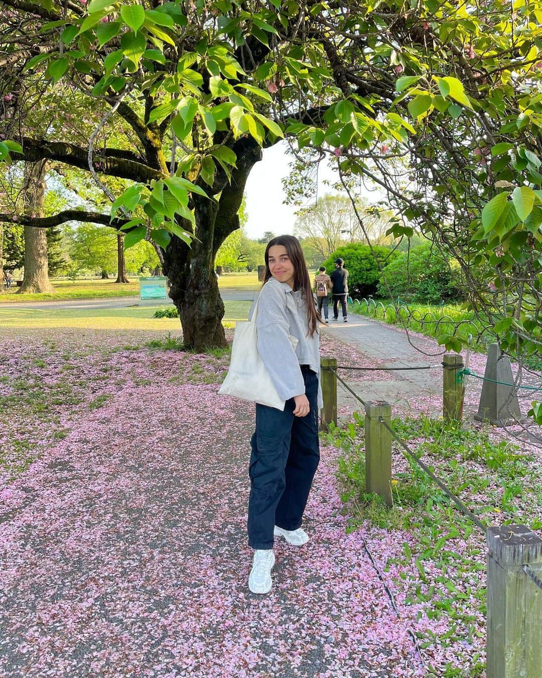 ブルック・ラバウトゥーのインスタグラム：「Cherry blossom season… 🤧🌸」