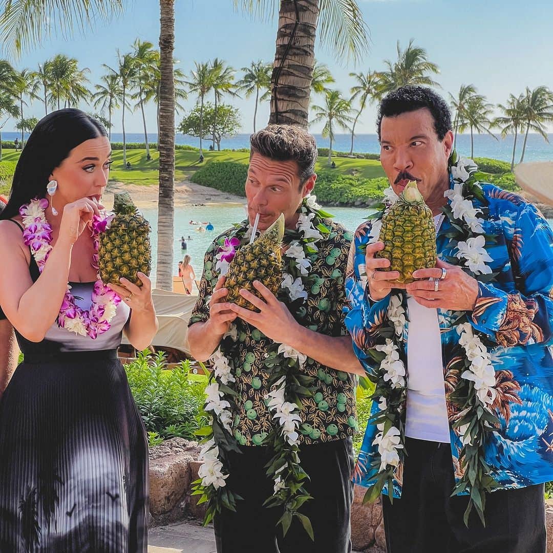 ライアン・シークレストのインスタグラム：「Sun, sand and pineapple in hand. Life’s good now that #Idol’s back. Vote for the rest of your Top 20 now! @disneyaulani」