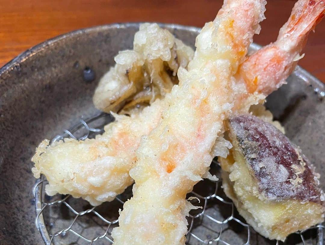 柏木陽介さんのインスタグラム写真 - (柏木陽介Instagram)「岐阜飯。  そばくら富  入るとこからもう美味いよね。  天ぷら蕎麦なんやけど、天ぷらは天ぷらだけで食べる斬新な天ぷらそば。  でもその天ぷらが絶品なの。  揚げたての天ぷらを食すのってほんまいいのよね。  そばは少しかためで歯応えのある蕎麦っていう感じでこれまた美味いのよ。  実は２回目で今回は天ぷら蕎麦は食べてないんやけど、天ぷら蕎麦はお値打ちで昼飲みしたい人は最高ですね。  今回食べた蕎麦はルッコラと鰹節の蕎麦。  まず蕎麦見えへんのよ。  それもまたええよね。  鰹節の香りとルッコラの苦味と蕎麦の相性抜群でした。  ぜひ行ってみてくださいね。  #岐阜飯#岐阜市#蕎麦#そばくら富#絶品#天ぷら#ルッコラ#鰹節#美味」4月18日 9時00分 - yosuke_kashiwagi