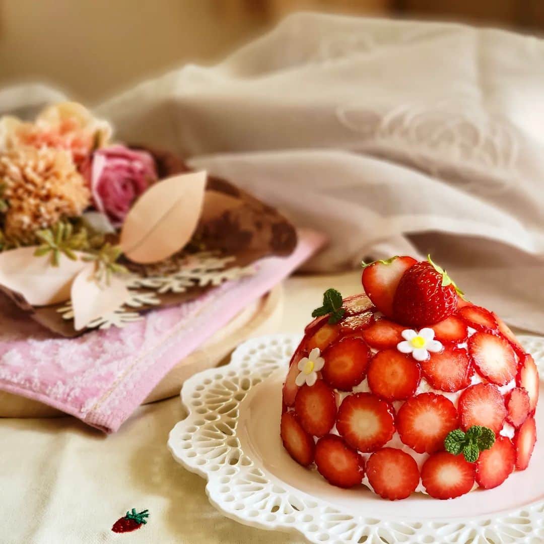おうちごはん編集部さんのインスタグラム写真 - (おうちごはん編集部Instagram)「【旬が終わる前に楽しもう！いちごスイーツ】  いちごがおいしい季節も終盤に向かっていますが、まだまだ楽しみたいということで、いちごを使った魅力的なスイーツをご紹介🍓  いちごをパウンドケーキや桜のガトーショコラ、フレンチトーストにのせるだけでなんでこんなにかわいいんでしょう😍  いちごは5月頃から酸味が強くなってくるので、生のまま使いたい方はぜひお早目に💨  ------------------  🍓パウンドケーキ photo by @m_step328  🍓桜ガトーショコラ photo by @petitbonheur.cooking  🍓フレンチトースト photo by @ume_ribbon_cafe  🍓ワッフルバー photo by @kae0904  🍓ドームケーキ photo by @tomoe_0625  ------------------  ◆ #おうちごはんLover を付けて投稿するとおうちごはんの記事やこのアカウント、おうちごはん発信のトレンドリリースなどでご紹介させていただくことがございます。スタッフが毎日楽しくチェックしています♪  ［staff : コノ］ ------------------  #おうちごはんLover #おうちごはんラバー #ouchigohanlover #ouchigohan #いつものいただきますを楽しく #おうちごはん  #おうちカフェ #手作りおやつ #手作りケーキ #手作りお菓子 #手作りスイーツ #いちご #いちごスイーツ #いちごケーキ #スイーツ #おやつ #sweets #dessert #スイーツ作り #春スイーツ #お菓子 #お菓子作り #お菓子作り好きな人と繋がりたい #豊かな食卓 #おうち時間 #暮らしを楽しむ #あしたのおうちごはん」4月18日 9時00分 - ouchigohan.jp