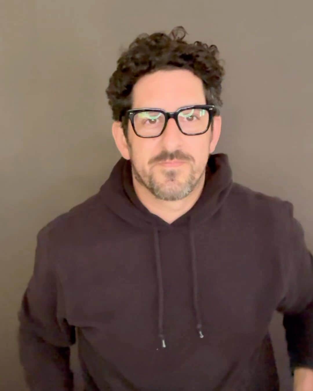アダム・シャピロのインスタグラム：「Wait have you guys not been saying whether or not you’re ok with showing your butt on all your self tape slates? I must’ve gotten that instruction on the first self tape I ever did and I’ve just been doing it for all of them.」