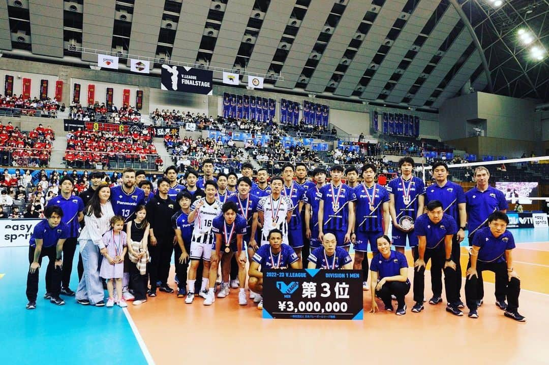 兒玉康成さんのインスタグラム写真 - (兒玉康成Instagram)「『2022-23V.LEAGUE 』 リーグ戦3位という結果で終了しました。 沢山の応援本当にありがとうございました。  このチームが好きです。 このチームで同じ目標、目的に進む時間が好きです。  黒鷲旗まで走り抜けます。 引き続き応援よろしくお願いします。  #パナソニックパンサーズ  #panasonicpanthers」4月18日 9時01分 - yasu_koda_21