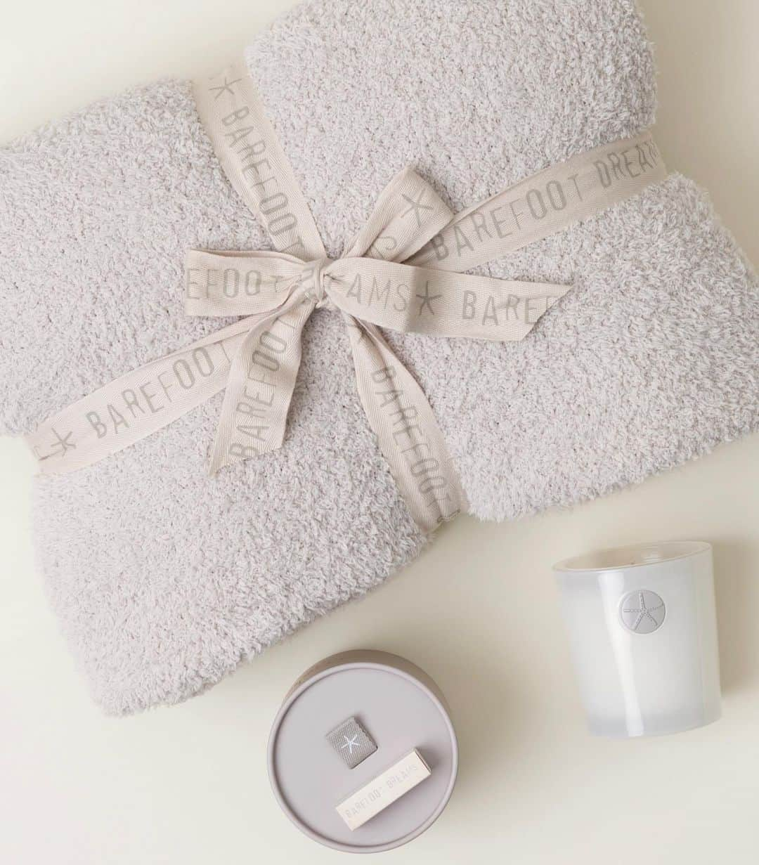 ベアフットドリームスのインスタグラム：「Our Mother’s Day Throw Set 🤍 Featuring our ultra-soft CozyChic Throw and clean-burning soy wax candle… Use code MDAY20 for 20% off at checkout!」