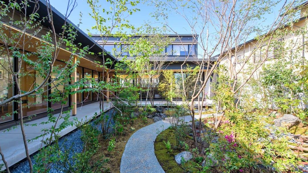伊藤瑞貴建築設計事務所さんのインスタグラム写真 - (伊藤瑞貴建築設計事務所Instagram)「静岡県青木医院のプロジェクトでは今までの造園とはちょっと違ったことを試みています。  一言で言うと「持続可能な庭づくり」。  気づきの感性を育む庭。化学肥料や薬剤散布なし。有機物循環。動物と植物の共生。小生態系を空間をつくる。自然造形美×人為的造形美。災害に強い庭。そんなことを取り入れた庭になってます。  なんと表現すればいいのか・・・ いつも以上に毛深い庭になりました！！  森の中のクリニック　/　クリニックの中の森 https://h-plus.biz/blog/1827/  #福井県 #坂井市 #福井市 を中心に活動している #hplusARCHITECTS ( #伊藤瑞貴建築設計事務所 )です。 #住宅 #クリニック #オフィス 等、 #シンプル で #モダン で #サスティナブル ( #パッシブハウス )な建築を中心ご提案させて頂いております。   #建築 #建築設計事務所 #ロングライフデザイン #スローライフ #緑のある暮らし #デザイン #インテリア #クリニックデザイン #オフィスデザイン #ショップデザイン #architects #architettura #architecture #green #architects #simple #simplelife #design」4月18日 9時09分 - mizukiitooo