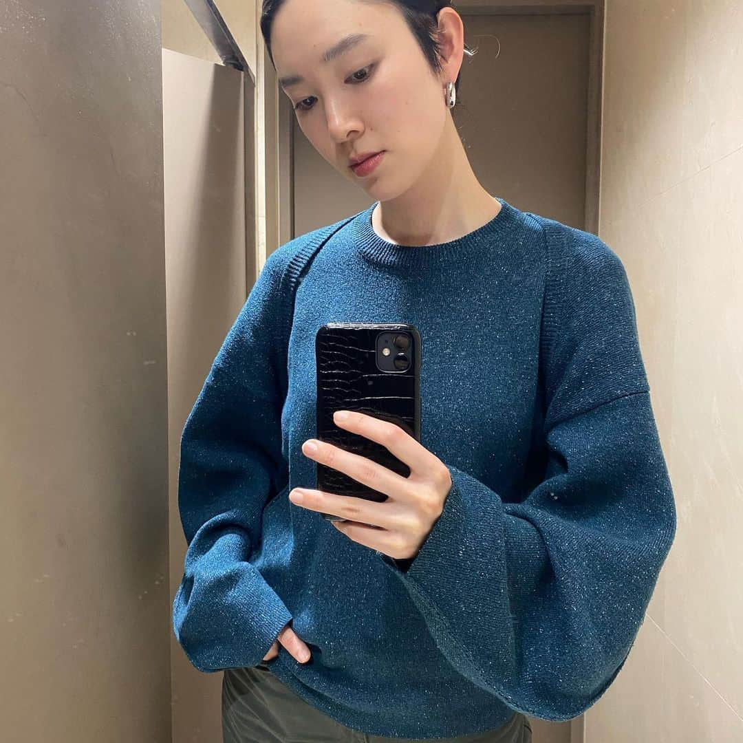 mar.ayaさんのインスタグラム写真 - (mar.ayaInstagram)「#mirrorselfie  まだまだニット一枚で着たいな ネップニットかーわいい💙 髪が延びてきたいま、もみあげの扱いに困り(右もみあげだけカットしてるので)爆発したままに。 仕事中ほとんど髪はアップにしてるから、もみあげも伸ばそうと思う。」4月18日 9時10分 - mar.aya