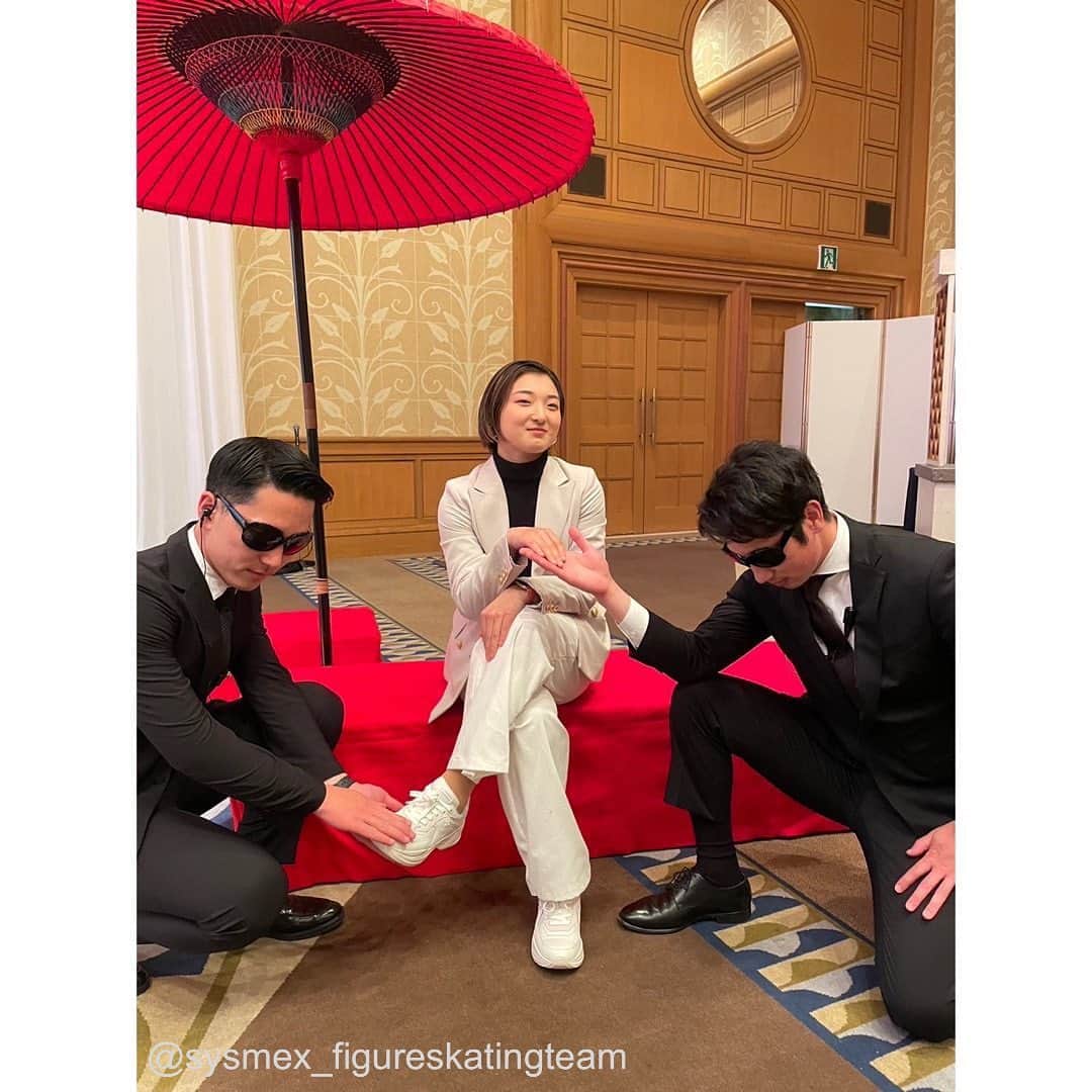 三原舞依＆坂本花織さんのインスタグラム写真 - (三原舞依＆坂本花織Instagram)「⁡ ⁡ 坂本花織選手からメッセージが届きました！ ⁡ ****** ⁡ 国別対抗戦、無事に終了いたしました。 初めてキャプテンとして挑んだ国別対抗戦🇯🇵いろんな人が支えてくれました。 チームジャパン全員で3位という結果を残すことが出来て嬉しかったです🥉 世界選手権から2週間、代打の連絡から1週間。大変なスケジュールの中で全員が笑顔で終われて本当に良かったです！！ チームジャパンのみんなありがとう🥲 ⁡ そして、今大会をもってシーズンが終了いたしました！ ⁡ 今年はいろんな感情を持って、いろんな経験をしたことで、多くの学びを得ることができました。 この経験を今後の糧にしてまた頑張っていきたいと思います。 関係者の皆様、応援してくださってるファンの皆様、本当にありがとうございました。 来シーズンもよろしくお願いいたします🙌🏻 ⁡ 坂本花織 ⁡ #kaorisakamoto#坂本花織 #figureskating #figureskater  #sysmex_figureskatingteam」4月18日 12時00分 - sysmex_figureskatingteam