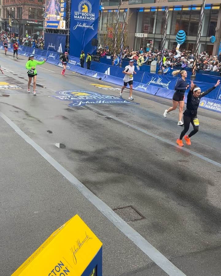 ジャスティン・ターナーのインスタグラム：「Well due to Mother Nature I wasn’t able to be at the finish line for @court_with_a_k but thanks to some amazing friends, she had support and she got her 💐   Oh and she recorded a PR!!! My wife is a stud 💪🏽💪🏽 #BostonStrong」