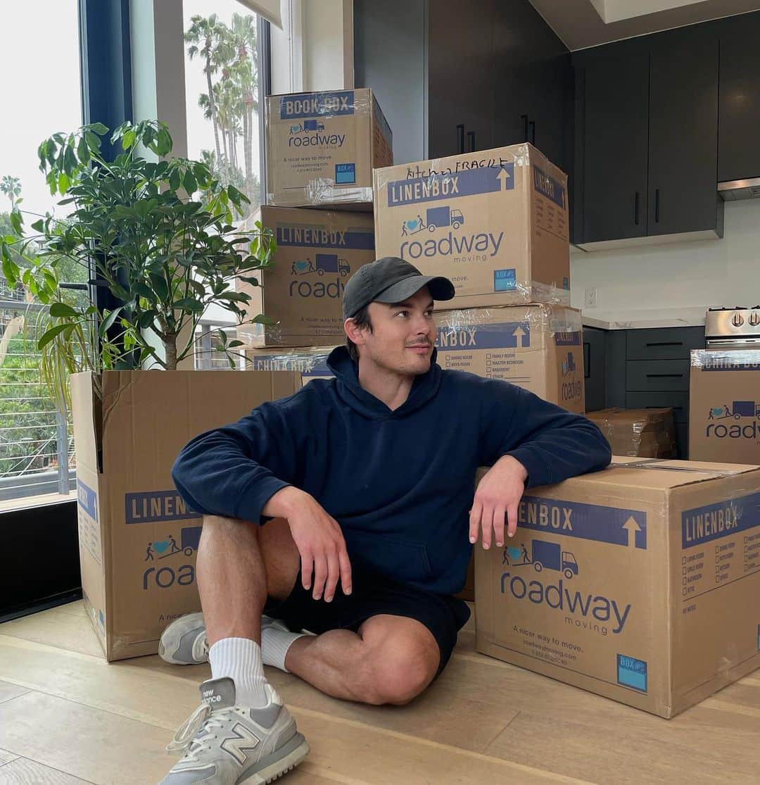 タイラー・ブラックバーンのインスタグラム：「Moving can be very overwhelming. I don’t do it very often. But my experience with @roadwaymoving changed the game. They took care of everything including prepping, packing and moving. They also kept my spirits high amid the change of space. They were professional and always smiling. If you’re looking to move across town or across the country, I highly recommend reaching out. Use my code tylerblackburn10 for $$ off #roadwaymoving #movewithroadway」