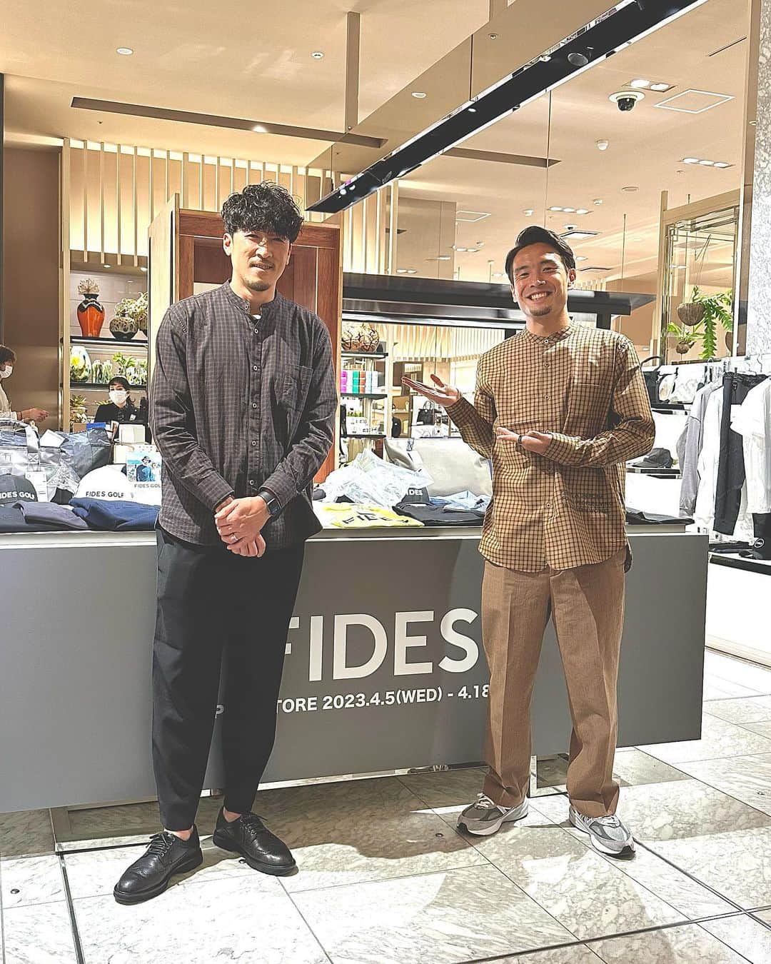 小林久晃のインスタグラム：「ISETAN MEN'S POP UP最終日。 いよいよ本日が最終日となりました。 昨日は @kota_mizunuma が顔を出してくれました。彼の活躍は本当に嬉しいし、年々成長する姿を見るのが楽しみになってます。これからも頑張ってね。いつもありがとう。 #水沼宏太 #横浜fマリノス  #おそろコーデ  #fides #isetanmens」