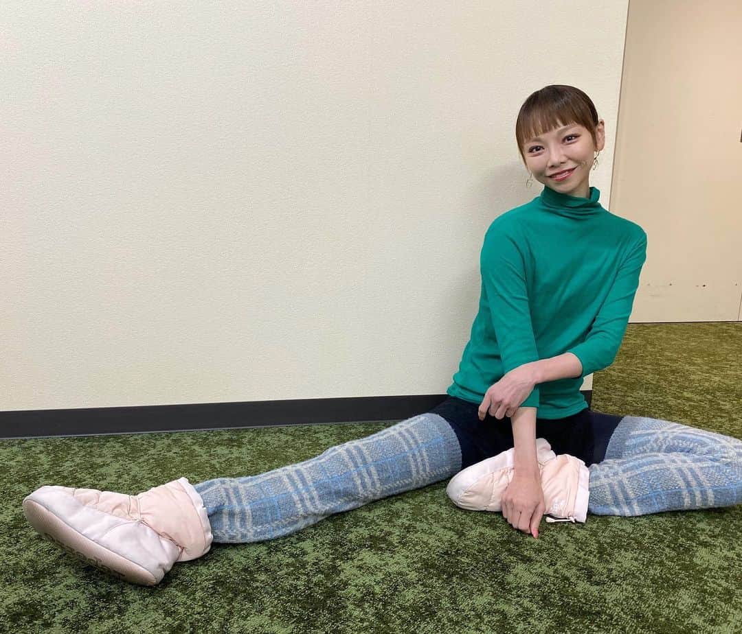 上野水香さんのインスタグラム写真 - (上野水香Instagram)「Stretch 🧘‍♀️…..」4月18日 9時42分 - mizukaueno