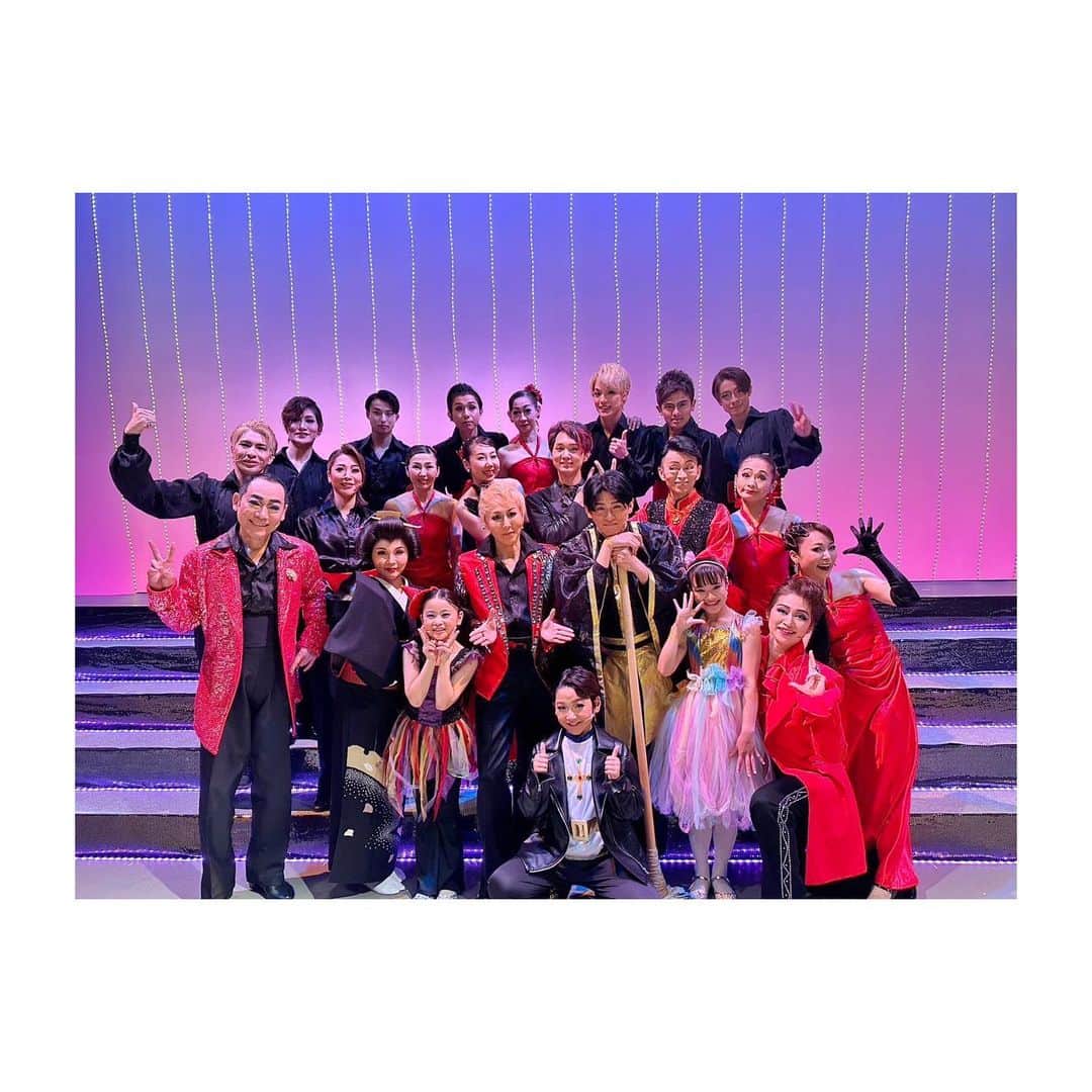 村井麻友美のインスタグラム：「Fabulous Revue Boys vol.29 『EXTENSION！』 無事に千穐楽を迎えました！  『EXTENSION!』は2011年に出演した作品。 レビューも知らずに…何でここに居るんだろう？状態でカンパニーに参加した私。 皆さんの凄さに圧倒されたのを覚えています！ 今回、初演で私が演じてた役を10carats 葉月星椰君が演じてました！  2011年、東日本大震災の時に創られた【希望】がテーマの作品。  どんなに今が辛くても忘れないで！あなたは1人ではない！！  沢山の方に届けたい作品です。 * とっても絆の深いカンパニー。 今回は色々なジャンルの方が集まっての公演でしたが、心から舞台やショー、パフォーマンスを愛していて、誇りを持ってる人たちの集まりでした！ 皆んなが心ひとつになって、想いが重なり、劇場がひとつになった公演。  終わってしまったのが、いつも以上に寂しくて… もう皆んなに会いたい♡  観に来て下さったお客様、応援して下さった皆さま、スタッフの皆さま、共演者の皆さま、本当にありがとうございました！！ ＊ ＊ ＊ #FabulousRevueBoys #ファビュラスレビューボーイズ  #アルテリッカしんゆり #舞台 #レビューショー #ミュージカル #村井麻友美」