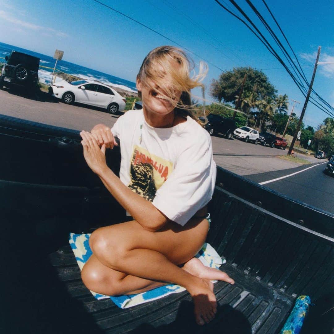 ステファニー・ギルモアさんのインスタグラム写真 - (ステファニー・ギルモアInstagram)「Honolua Bay poster tee - Poster by @sam.smmith photo in poster by @ryanheywood - posters available at stephgilmore.com/shop :)」4月18日 9時56分 - stephaniegilmore