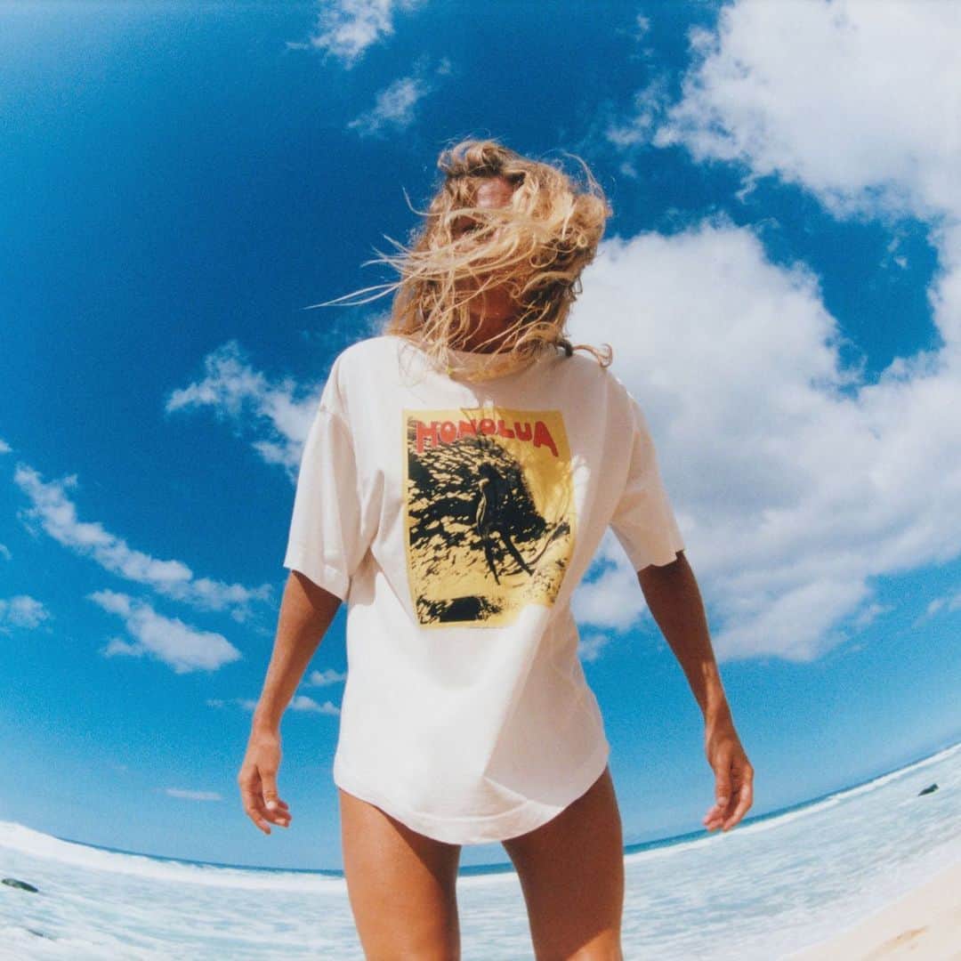 ステファニー・ギルモアさんのインスタグラム写真 - (ステファニー・ギルモアInstagram)「Honolua Bay poster tee - Poster by @sam.smmith photo in poster by @ryanheywood - posters available at stephgilmore.com/shop :)」4月18日 9時56分 - stephaniegilmore