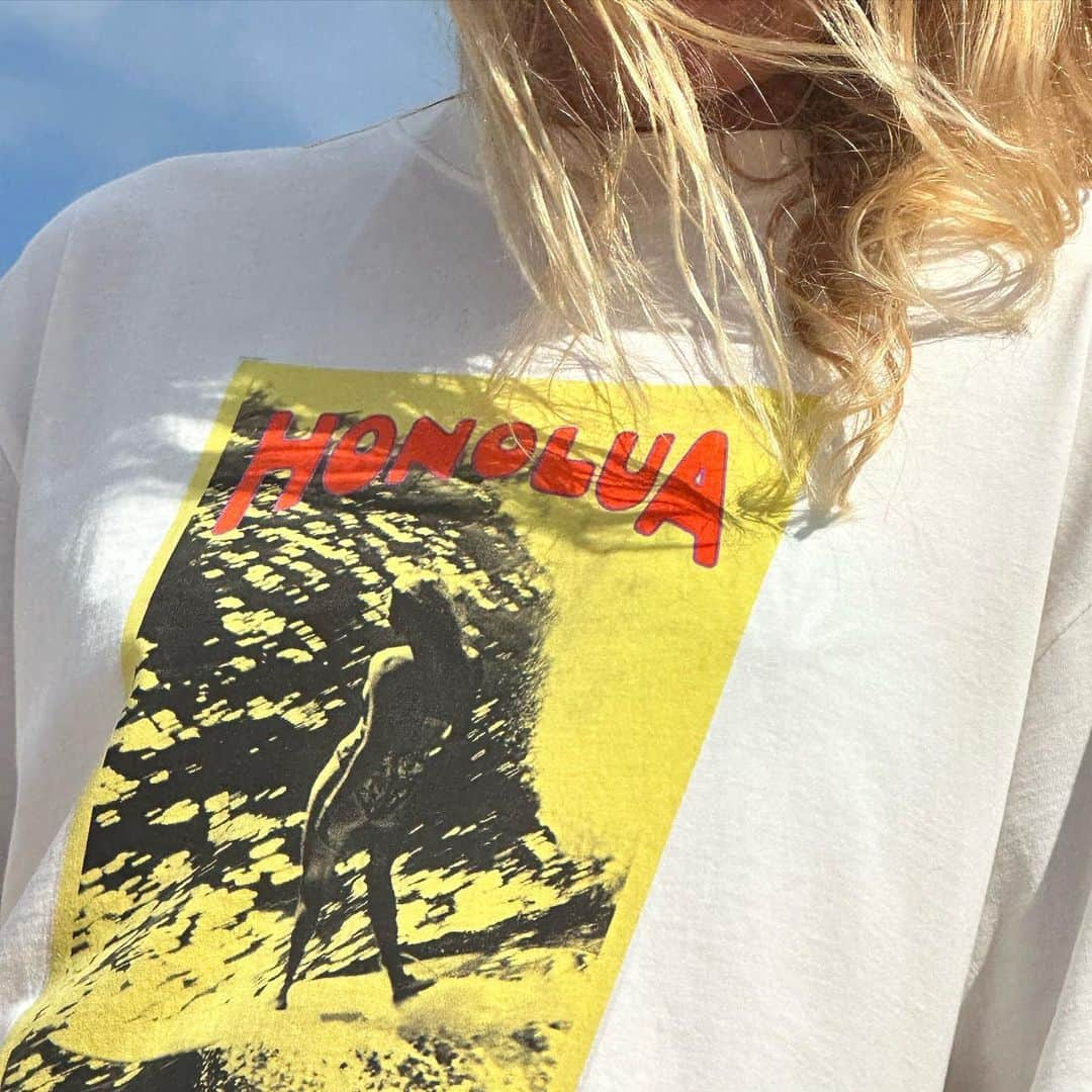 ステファニー・ギルモアのインスタグラム：「Honolua Bay poster tee - Poster by @sam.smmith photo in poster by @ryanheywood - posters available at stephgilmore.com/shop :)」