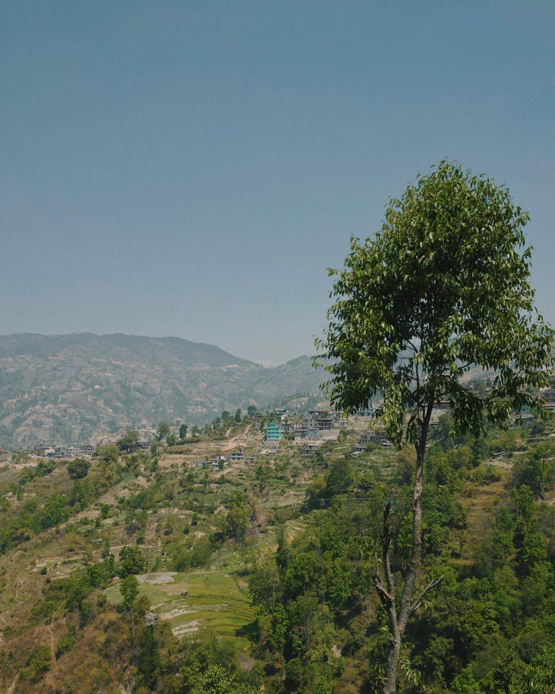 池田泉さんのインスタグラム写真 - (池田泉Instagram)「ネパールで行ってみたかった カトマンズから車で1時間弱、山々に囲まれた環境にある ayurveda health home。 今回のPURニットの撮影はこちらの病院で やらせていただいたのでした。 アーユルヴェーダは5000年前からの知恵、医学。 体調を崩しがちなここ2.3年で体質を改善したく、 東洋医学に基づき自然治癒力を高める点で、 とても興味がありました。ヨガもその一つ🧘‍♀️ 一人一人の体質に合わせて、食事や生活習慣を アプローチをしていく、これから先暮らしの中で生かしていきたいことが沢山。  ネパールでこんな経験がまさかできるとは！次回は滞在型で行ってみたい場所。」4月18日 9時57分 - xxizumi123xx