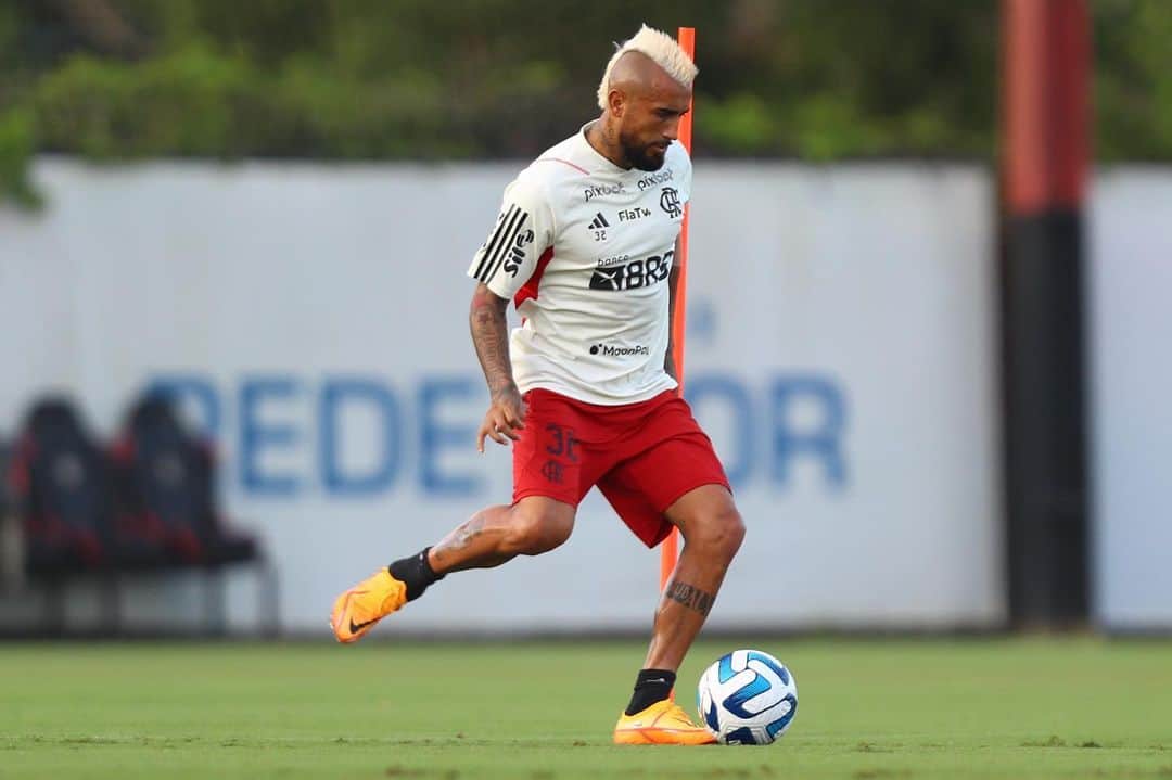 アルトゥーロ・ビダルのインスタグラム：「Volvimos con todo carajo!!!💪🏽 ahora sí que si 🤴🏽⚽️🔥 @flamengo ❤️🖤」